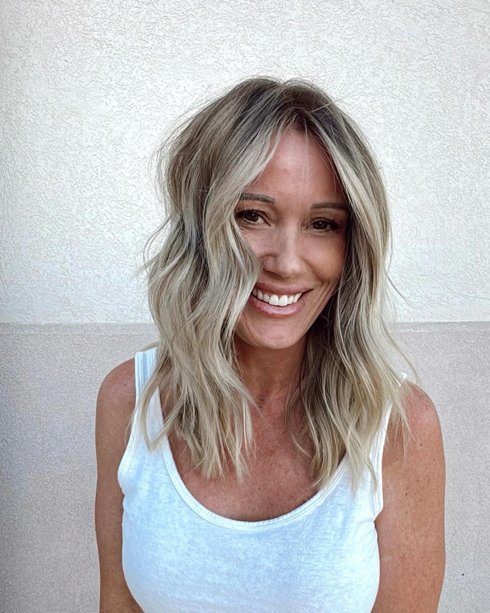 DoceAoAzedo's tweet photo. Lately, I’ve been loving lowlight + highlight combos. Your stylist can tell if lowlights will help achieve your desired look—especially for bright blondes wanting more dimension or lower maintenance. Mastering them takes education and experience. https://t.co/Zor5sXhVPV