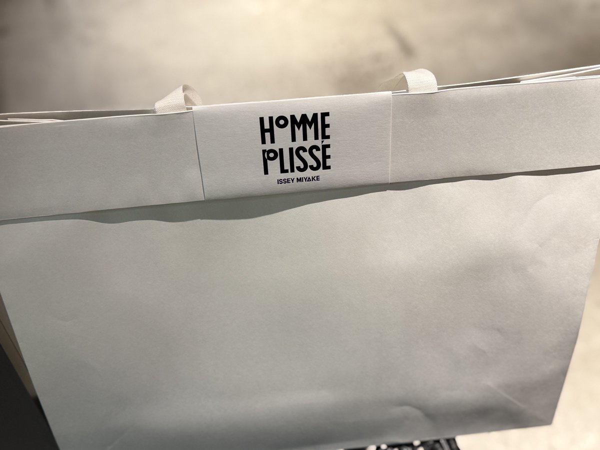 npmonet_'s tweet photo. HOMME PLISSÉ ISSEY MIYAKE で MONTHLY COLORS: OCTOBER (BLACK) を購入。リニューアル記念？でオムプリのノベルティーを頂いた…！数量限定みたい。

本当は明日訪れようと思っていたんだけど、売り切れたら嫌だなと思って仕事が終わって急いで代官山へ。

その後はBLUE BOTTLE COFFEE で休憩。 https://t.co/EMrkMQigVh