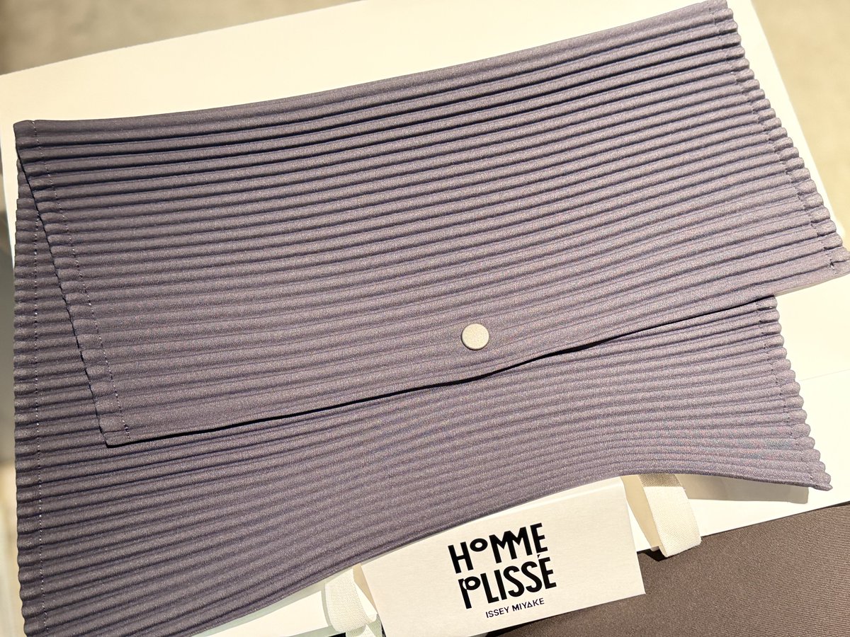 npmonet_'s tweet photo. HOMME PLISSÉ ISSEY MIYAKE で MONTHLY COLORS: OCTOBER (BLACK) を購入。リニューアル記念？でオムプリのノベルティーを頂いた…！数量限定みたい。

本当は明日訪れようと思っていたんだけど、売り切れたら嫌だなと思って仕事が終わって急いで代官山へ。

その後はBLUE BOTTLE COFFEE で休憩。 https://t.co/EMrkMQigVh