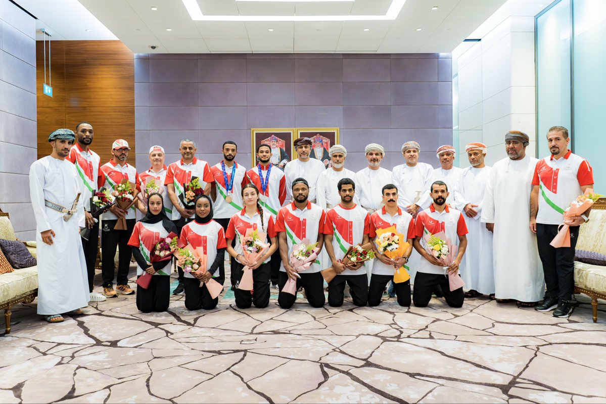 OmanOlympics's tweet photo. 📸| بميداليتين آسيويتين، عاد أبطال منتخبنا الوطني لألعاب القوى إلى أرض الوطن بعد مشاركتهم في دورة الألعاب الآسيوية الـ20، وكان في مقدمة استقبالهم سعادة باسل بن أحمد الرواس وكيل وزارة الثقافة والرياضة والشباب للرياضة والشباب. 🥈🥉

#ناغويا2026 | #AichiNagoya2026 https://t.co/9A6QWIkvPQ