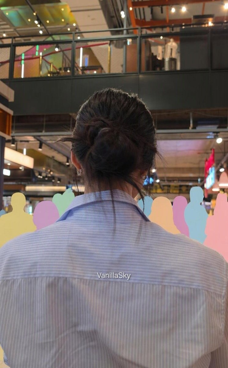 _VanillaSky00's tweet photo. เชิ๊ตฟ้า ปกเสื้อที่ไม่เรียบร้อย ผมที่มัดลวกๆ ไหล่ก็กว้างดั่งมหาสมุทร

ได้Phtoto groupแบบงงๆ จะเป็นลมค่ะพี่หลิง 😭

#หลิงหลิงคอง #LinglingKwong @linglingsirilak #KwongPastry
#KwongPastryInEmsphere https://t.co/AiJLPlnANy