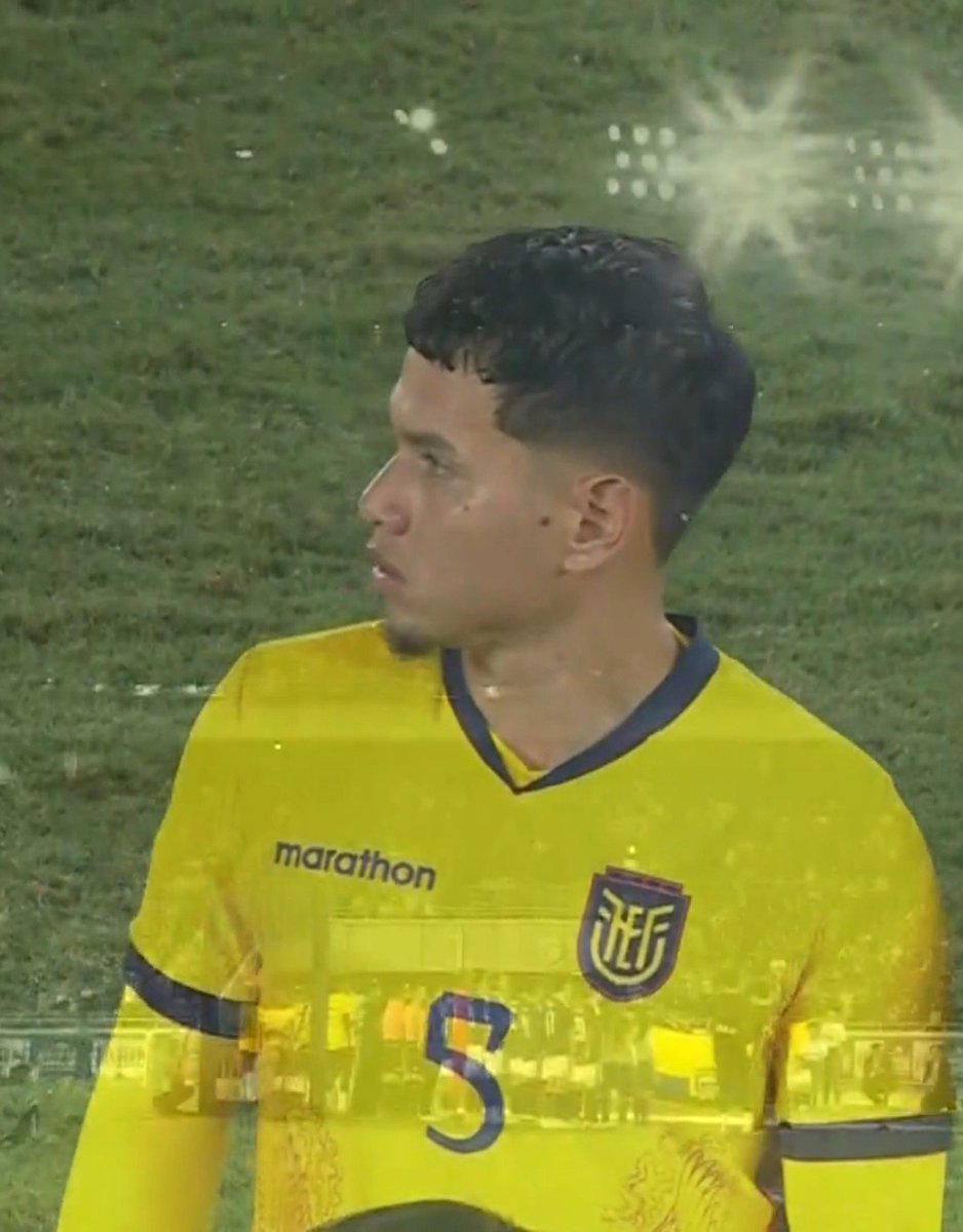 nivekfl's tweet photo. Parece que Jordy Alcivar jugara con cemento en los zapatos ajaja lo que le pesan las piernas a ratos parece que se escondiera. https://t.co/D61uUb00MI