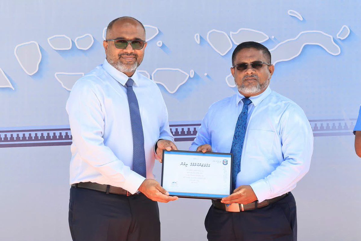 HomeMinistrymv's tweet photo. އދ. ކުނބުރުދޫގައި ގާއިމްކުރި ޕޮލިސް ސްޓޭޝަން  ހުޅުވައިފި.

ޕޮލިސް ސްޓޭޝަން ހުޅުއްވައިދެއްވީ މިނިސްޓަރ އޮފް ހޯމްލޭންޑް ސެކިއުރިޓީ، ލޭބަރ އެންޑް ޓެކްނޯލޮޖީ ޢަލީ އިހުސާން އާއި ކޮމިޝަނަރ އޮފް ޕޮލިސް އަޙްމަދު މުހައްމަދު.

މިރަސްމިއްޔާތުގައި ޑެޕިއުޓީ ކޮމިޝަނަރ އޮފް ޕޮލިސް ފަރުހާދު ފިކުރީ އާއި ކުނބުރުދޫ ކައުންސިލްގެ ރައީސް އާއި ފުލުހުންގެ ސީނިއަރ އޮފިސަރުންނާއި އެރަށުގައި ހުރި އިދާރާތަކުގެ އިސްވެރިން ބައިވެރިވެވަޑައިގެންނެވި