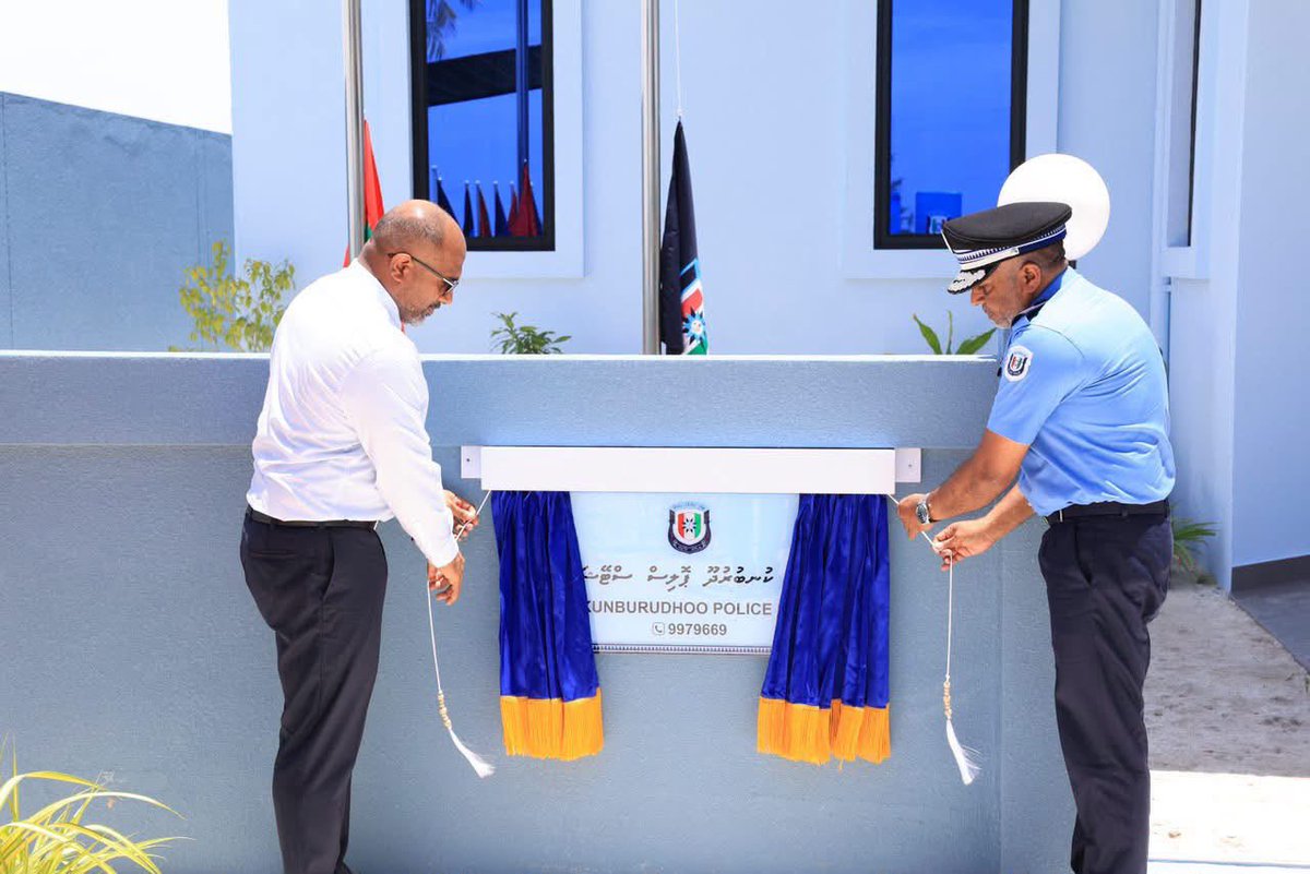 HomeMinistrymv's tweet photo. އދ. ކުނބުރުދޫގައި ގާއިމްކުރި ޕޮލިސް ސްޓޭޝަން  ހުޅުވައިފި.

ޕޮލިސް ސްޓޭޝަން ހުޅުއްވައިދެއްވީ މިނިސްޓަރ އޮފް ހޯމްލޭންޑް ސެކިއުރިޓީ، ލޭބަރ އެންޑް ޓެކްނޯލޮޖީ ޢަލީ އިހުސާން އާއި ކޮމިޝަނަރ އޮފް ޕޮލިސް އަޙްމަދު މުހައްމަދު.

މިރަސްމިއްޔާތުގައި ޑެޕިއުޓީ ކޮމިޝަނަރ އޮފް ޕޮލިސް ފަރުހާދު ފިކުރީ އާއި ކުނބުރުދޫ ކައުންސިލްގެ ރައީސް އާއި ފުލުހުންގެ ސީނިއަރ އޮފިސަރުންނާއި އެރަށުގައި ހުރި އިދާރާތަކުގެ އިސްވެރިން ބައިވެރިވެވަޑައިގެންނެވި