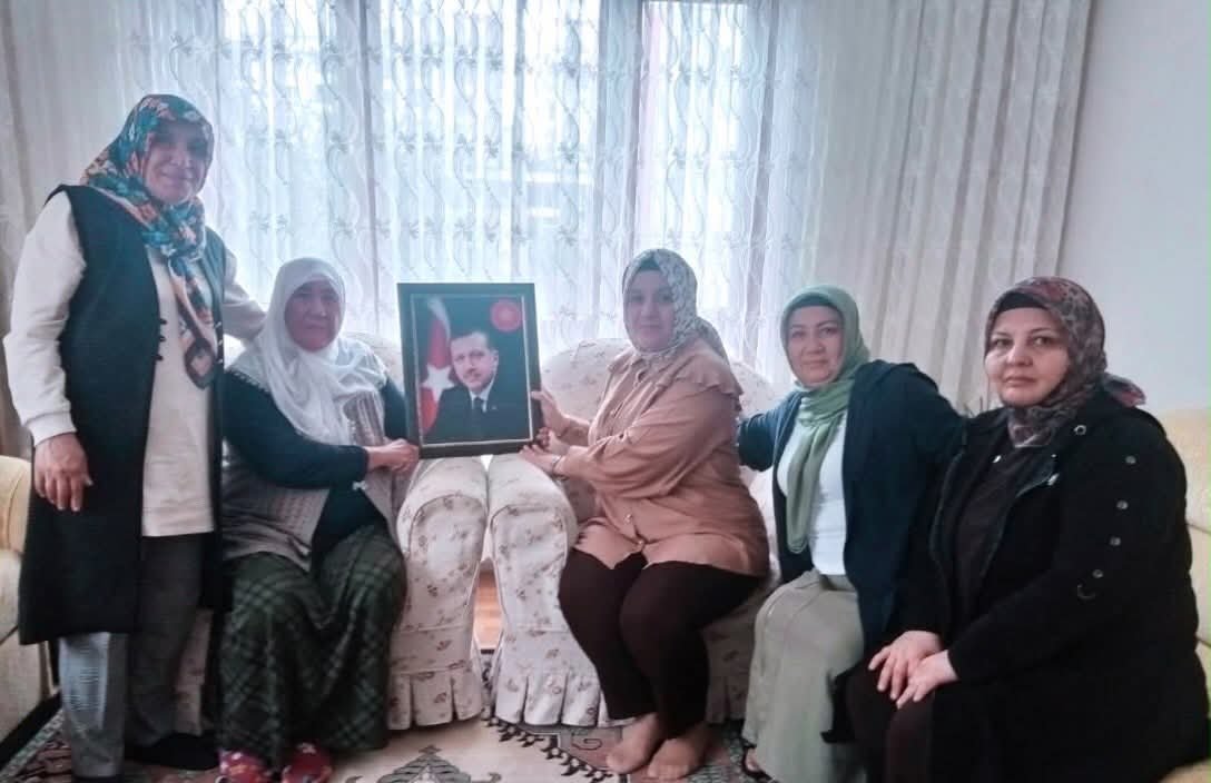 akkadinmamak's tweet photo. General Zeki Doğan mahallesi sakinlerinden Fadime Yabacı teyzemize vefat eden eşi işin taziye ziyaretine gittiğimizde ;rahmetli eşi Necati Yabacı amcamızın Sayın Cumhurbaşkanımıza olan sevgisini anlattı. Yatağının baş ucundaki fotoğrafını bizimle paylaştı . Bu sevginin tarifi yok https://t.co/uhAPvjqfos
