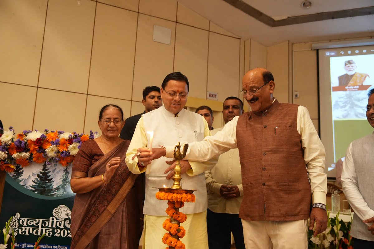 SubodhUniyal1's tweet photo. आज  देहरादून स्थित प्रतिष्ठित वन अनुसंधान संस्थान (FRI) में माननीय मुख्यमंत्री श्री @pushkardhami जी की गरिमामयी उपस्थिति में आयोजित ‘वन्यजीव सप्ताह-2026’ के शुभारम्भ कार्यक्रम में प्रतिभाग किया।
इस वर्ष के वन्यजीव सप्ताह की थीम “जुड़े आवास—वन्यजीवन का विकास” के साथ विभिन्न कार्यक्रमों की एक श्रृंखला की शुरुआत हुई। इस अवसर पर विशेष रूप से ‘वन्यजीव छायाचित्र प्रदर्शनी—राजाजी टाइगर रिजर्व का वन्यजीवन—छायाचित्रों में’ का उद्घाटन किया गया, जो प्रदेश की समृद्ध जैव विविधता को दर्शाती है।

वन्यजीव एवं प्राकृतिक संपदा उत्तराखण्ड की अमूल्य धरोहर हैं। इनके संरक्षण के साथ-साथ आमजन में वन्यजीवों के प्रति जागरूकता, संवेदनशीलता और जिम्मेदारी की भावना विकसित करना हम सभी का सामूहिक दायित्व है। आइए, हम सब मिलकर इस विरासत को भावी पीढ़ियों के लिए सुरक्षित रखने का संकल्प लें।
इस अवसर पर विधायक श्रीमती सविता कपूर जी सहित अन्य गणमान्य उपस्थित रहे।