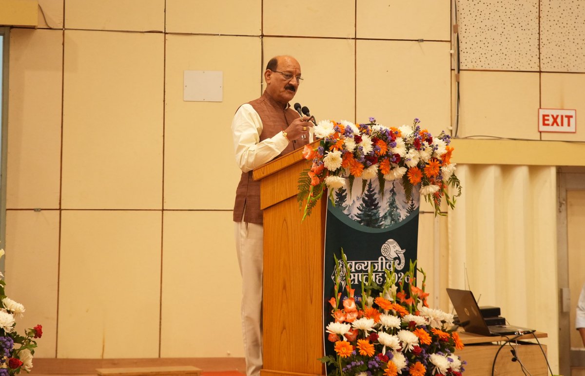 SubodhUniyal1's tweet photo. आज  देहरादून स्थित प्रतिष्ठित वन अनुसंधान संस्थान (FRI) में माननीय मुख्यमंत्री श्री @pushkardhami जी की गरिमामयी उपस्थिति में आयोजित ‘वन्यजीव सप्ताह-2026’ के शुभारम्भ कार्यक्रम में प्रतिभाग किया।
इस वर्ष के वन्यजीव सप्ताह की थीम “जुड़े आवास—वन्यजीवन का विकास” के साथ विभिन्न कार्यक्रमों की एक श्रृंखला की शुरुआत हुई। इस अवसर पर विशेष रूप से ‘वन्यजीव छायाचित्र प्रदर्शनी—राजाजी टाइगर रिजर्व का वन्यजीवन—छायाचित्रों में’ का उद्घाटन किया गया, जो प्रदेश की समृद्ध जैव विविधता को दर्शाती है।

वन्यजीव एवं प्राकृतिक संपदा उत्तराखण्ड की अमूल्य धरोहर हैं। इनके संरक्षण के साथ-साथ आमजन में वन्यजीवों के प्रति जागरूकता, संवेदनशीलता और जिम्मेदारी की भावना विकसित करना हम सभी का सामूहिक दायित्व है। आइए, हम सब मिलकर इस विरासत को भावी पीढ़ियों के लिए सुरक्षित रखने का संकल्प लें।
इस अवसर पर विधायक श्रीमती सविता कपूर जी सहित अन्य गणमान्य उपस्थित रहे।