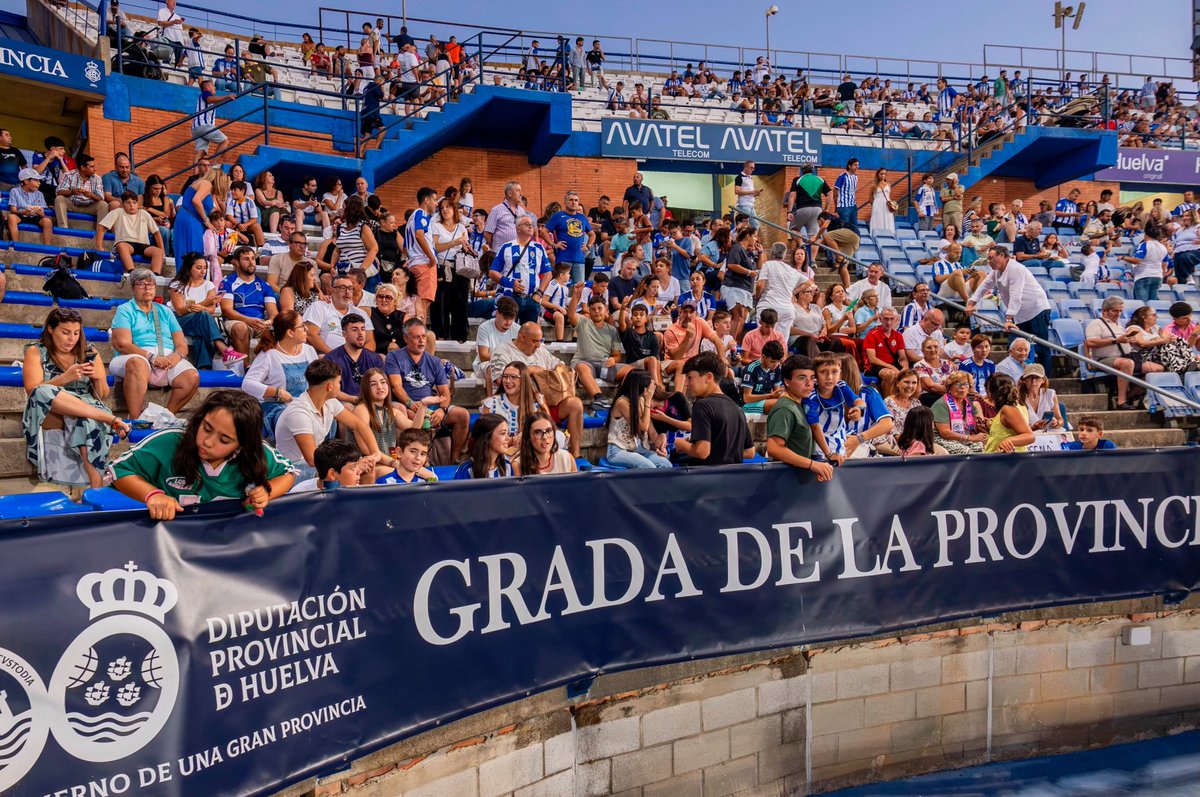 DipuHU's tweet photo. 🤍 💙 ⚽ El #domingo #4octubre, aficionados de #SanSilvestredeGuzmán, #PuertoMoral, #PalosdelaFrontera y #LaRedondela sumarán latidos a #LaGradadelaProvincia para que el #RecreLasPalmasAtlético sea la 14 victoria consecutiva del @recreoficial en el #NuevoColombino 
#VamosRecre👏 https://t.co/lSE7uUqGOo