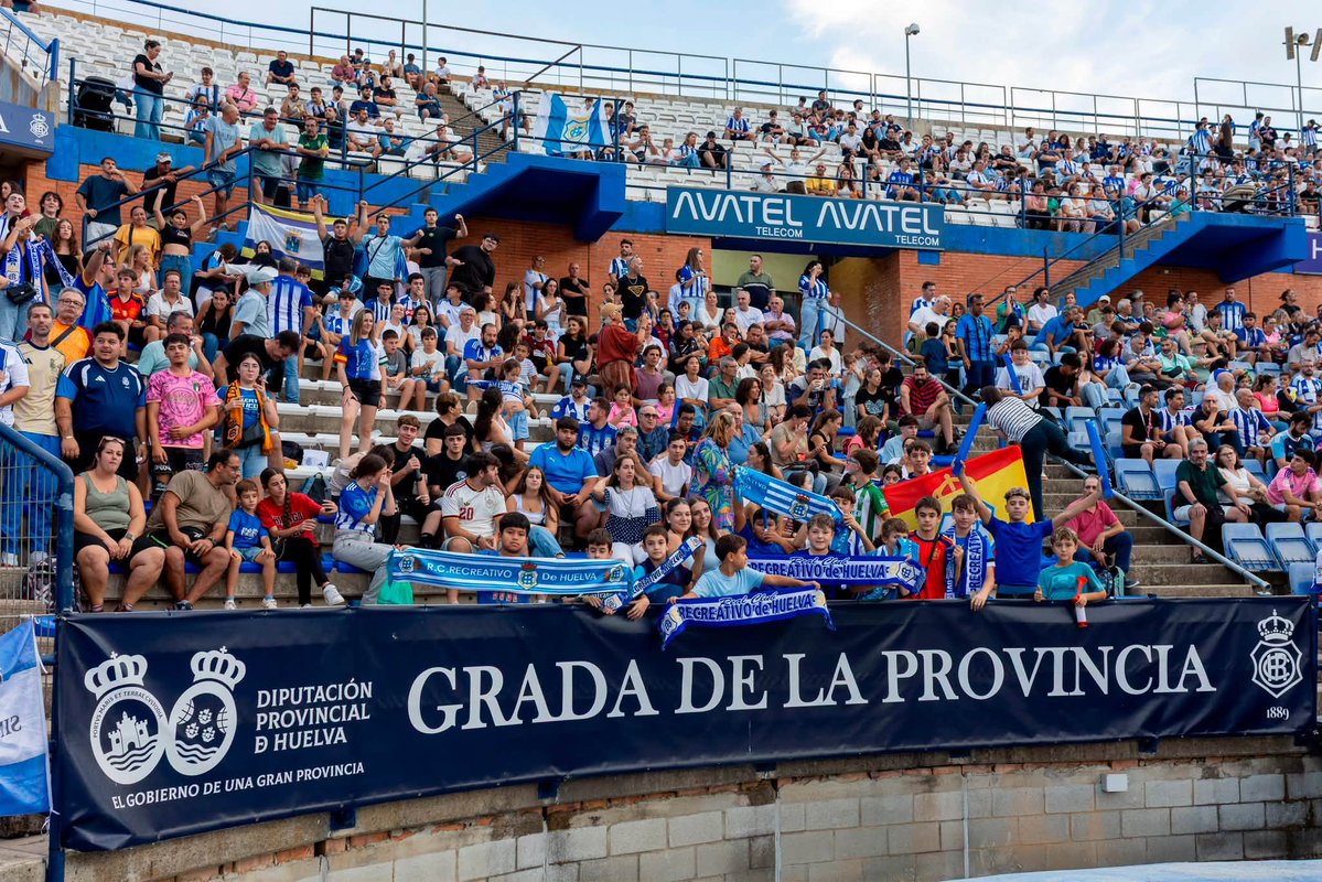 DipuHU's tweet photo. 🤍 💙 ⚽ El #domingo #4octubre, aficionados de #SanSilvestredeGuzmán, #PuertoMoral, #PalosdelaFrontera y #LaRedondela sumarán latidos a #LaGradadelaProvincia para que el #RecreLasPalmasAtlético sea la 14 victoria consecutiva del @recreoficial en el #NuevoColombino 
#VamosRecre👏 https://t.co/lSE7uUqGOo