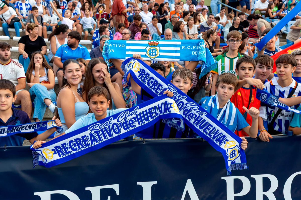 DipuHU's tweet photo. 🤍 💙 ⚽ El #domingo #4octubre, aficionados de #SanSilvestredeGuzmán, #PuertoMoral, #PalosdelaFrontera y #LaRedondela sumarán latidos a #LaGradadelaProvincia para que el #RecreLasPalmasAtlético sea la 14 victoria consecutiva del @recreoficial en el #NuevoColombino 
#VamosRecre👏 https://t.co/lSE7uUqGOo
