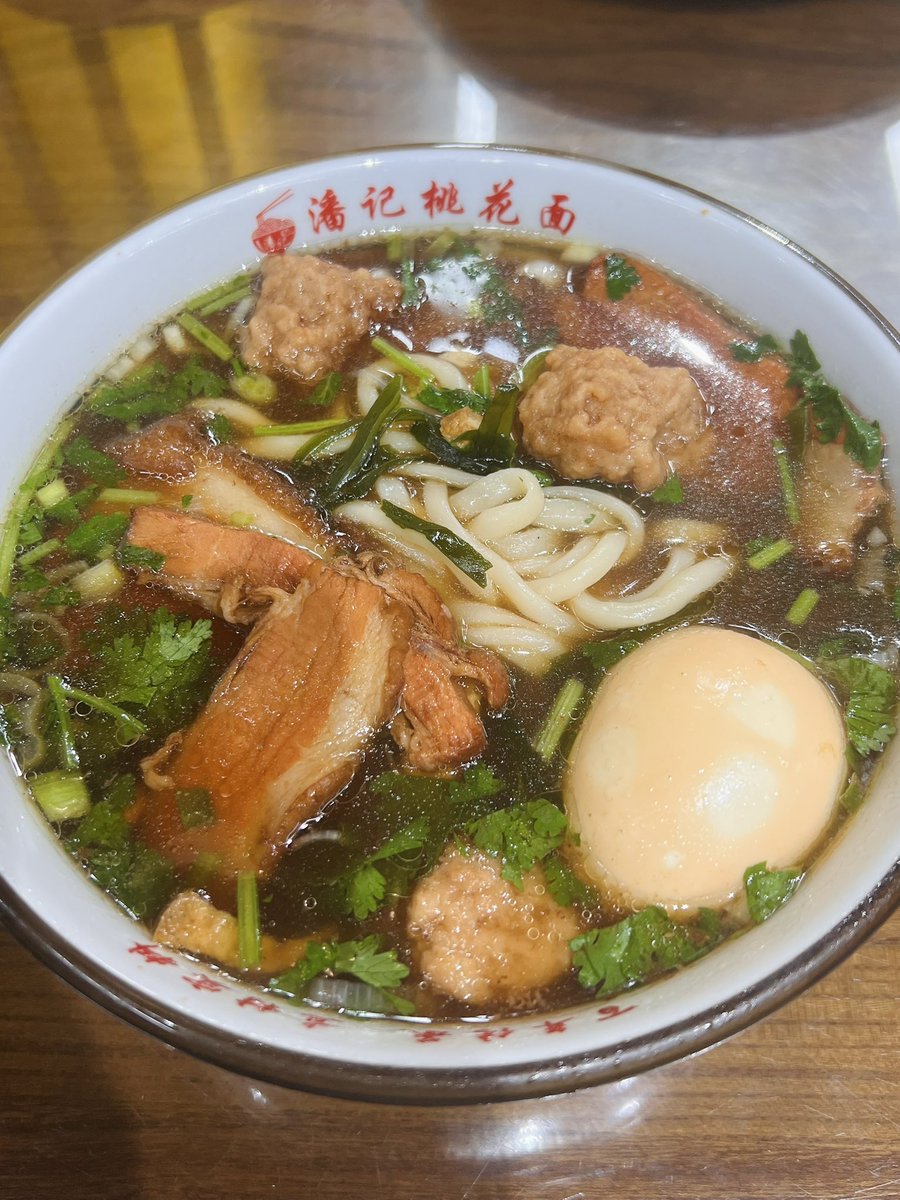 tongbingxue's tweet photo. Tonight in Yuci District, Jinzhong, Shanxi山西晋中榆次区, this bowl of local specialty "Peach Blossom Noodles桃花面" kicked off my third ancient-architecture tour of Shanxi for the National Day holiday.

The noodles’ name is actually an elegant twist on its original name, "Refugee Noodles" (逃荒面). In the local dialect, "taohuang" (逃荒, fleeing famine) and "taohua" (桃花, peach blossom) are pronounced almost identically — a word that evokes beauty, spring, and renewal. 
Legend has it that during a time of famine, a wealthy family took pity on a refugee and served him a hearty topping made from their leftover banquet: large slices of meat, meatballs, shredded tofu, kelp, and an egg. 
The refugee later became wealthy himself, and to honor that act of kindness, this dish became a local tradition. 
Today, it stands as Yuci's most famous snack — a bowl of noodles that carries both the bitterness of survival and the sweetness of a new beginning.

RMB: 13 or $1.85