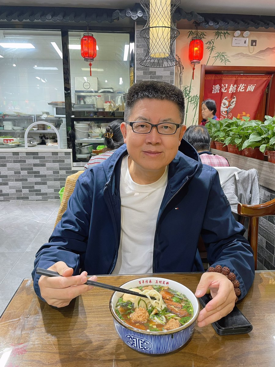 tongbingxue's tweet photo. Tonight in Yuci District, Jinzhong, Shanxi山西晋中榆次区, this bowl of local specialty "Peach Blossom Noodles桃花面" kicked off my third ancient-architecture tour of Shanxi for the National Day holiday.

The noodles’ name is actually an elegant twist on its original name, "Refugee Noodles" (逃荒面). In the local dialect, "taohuang" (逃荒, fleeing famine) and "taohua" (桃花, peach blossom) are pronounced almost identically — a word that evokes beauty, spring, and renewal. 
Legend has it that during a time of famine, a wealthy family took pity on a refugee and served him a hearty topping made from their leftover banquet: large slices of meat, meatballs, shredded tofu, kelp, and an egg. 
The refugee later became wealthy himself, and to honor that act of kindness, this dish became a local tradition. 
Today, it stands as Yuci's most famous snack — a bowl of noodles that carries both the bitterness of survival and the sweetness of a new beginning.

RMB: 13 or $1.85