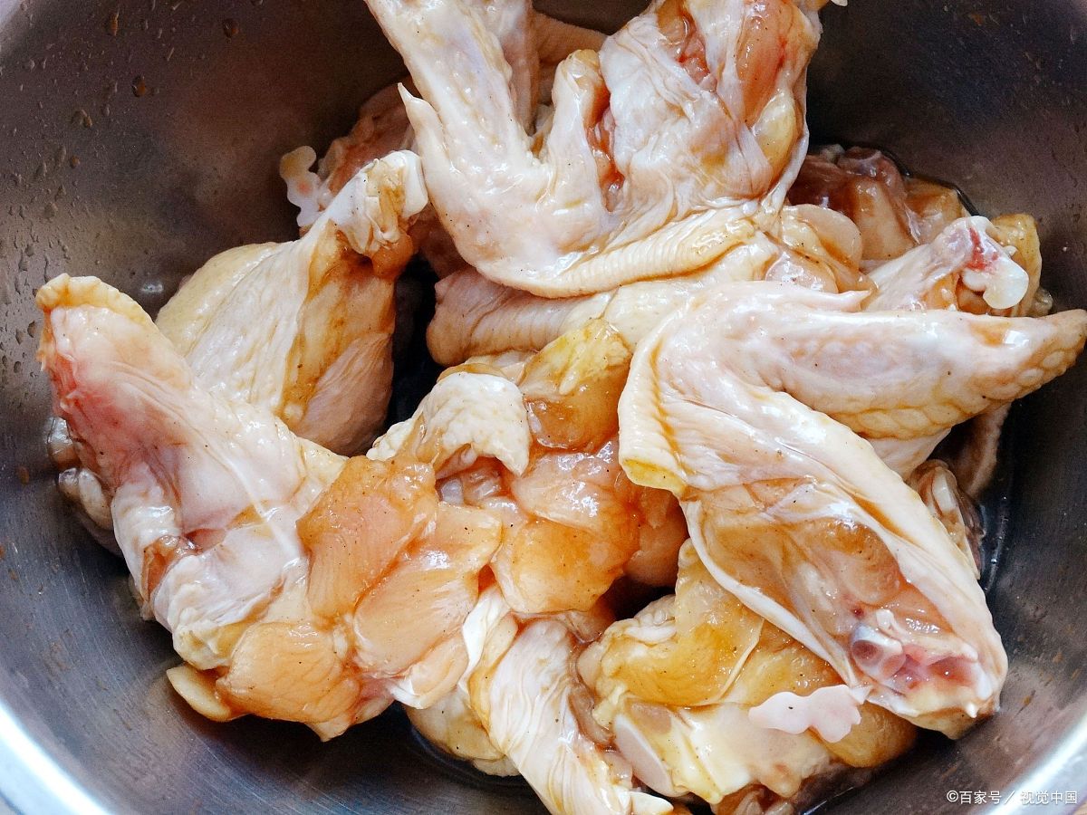RayMareezns's tweet photo. Tried Korean-style spicy fried chicken with pickled radish today—crunchy skin, rich gochujang flavor, so addictive! https://t.co/77cJnnRMof