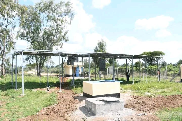 climate_ke's tweet photo. More than 5,000 households in Kokwomoi, Soin Ward, Rongai Sub-County are set to benefit from a clean water project funded through the #FLLoCA Program.
Building on a borehole first drilled by the County Government of Nakuru, the investment covers solarisation, water kiosks, 10,000 and 50,000 litre storage tanks, and a 5.2 kilometre pipeline serving Upper and Lower Kokwomoi, including Kokwomoi Primary School. Security lights, fencing and a gate protect the infrastructure.
With the project 95 percent complete, residents are already drawing clean, safe water, with Kokwomoi Dispensary and the nearby shopping centre next in line. Ward Climate Change Committees are rallying the community to protect and maintain the project for generations to come.