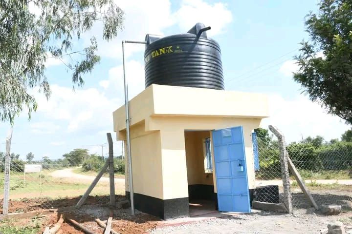 climate_ke's tweet photo. More than 5,000 households in Kokwomoi, Soin Ward, Rongai Sub-County are set to benefit from a clean water project funded through the #FLLoCA Program.
Building on a borehole first drilled by the County Government of Nakuru, the investment covers solarisation, water kiosks, 10,000 and 50,000 litre storage tanks, and a 5.2 kilometre pipeline serving Upper and Lower Kokwomoi, including Kokwomoi Primary School. Security lights, fencing and a gate protect the infrastructure.
With the project 95 percent complete, residents are already drawing clean, safe water, with Kokwomoi Dispensary and the nearby shopping centre next in line. Ward Climate Change Committees are rallying the community to protect and maintain the project for generations to come.
