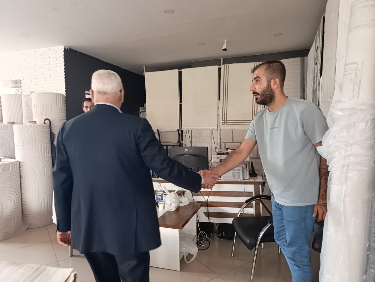 MHPSeyhanKACEP's tweet photo. İlçe Başkanımız Sayın Turgut Bağdağı, esnaf ziyaretlerine hız kesmeden devam ediyor.
Bu kapsamda Tellidere Mahallemizden Merinos Halı işletme sahibi Melih Şahin Bey’i işyerinde ziyaret ederek hayırlı işler ve bereketli kazançlar temennisinde bulundu. https://t.co/dcQmbey4k0
