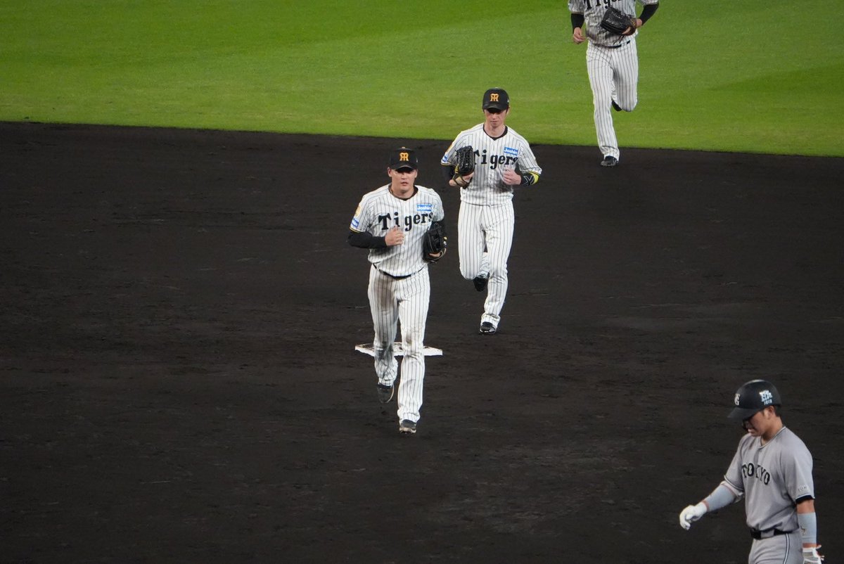 nacjkl1's tweet photo. 今日は甲子園で阪神タイガースの試合を観戦。自身甲子園観戦4連敗中。全試合1得点以下。
ジンクス継続で今日も負けるかな
#阪神タイガース 
#甲子�� https://t.co/vbOHS91z4X