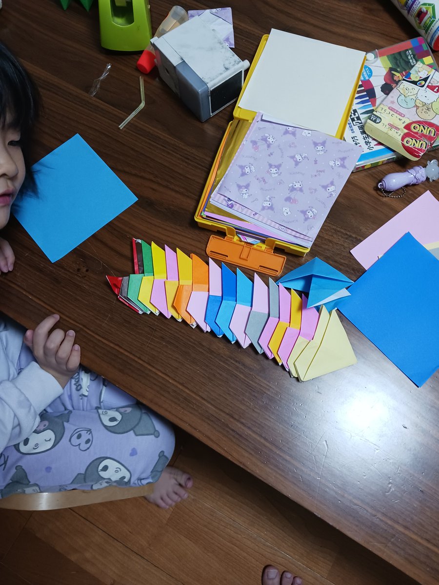 eccgg's tweet photo. 7歳次女と、折り紙。30枚同じ形を重ね合わせて作りました。画像は途中です。

養育うけてるけど、スイミングも進級。7か月かかった。音読も算数もイライラせずできるようになってきた。本当にたくさんの人のお陰です。最近、涙もろい(笑)
#子育て
#４児のパパ https://t.co/pXQKN249mx