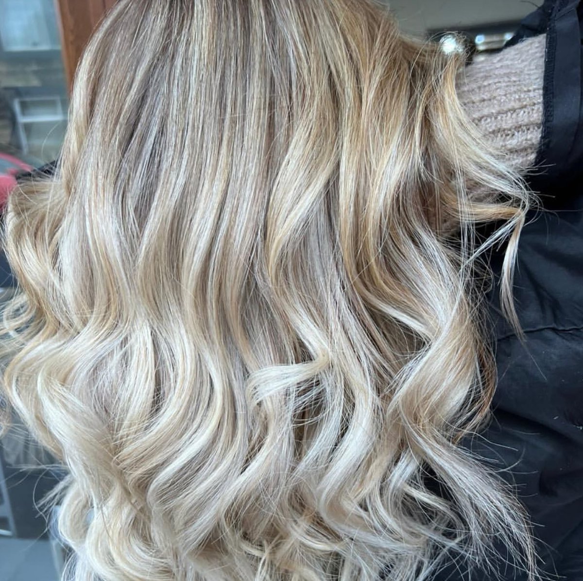 DoOleo's tweet photo. LIVED-IN BLONDE

Kane delivered a low-maintenance, natural blonde with balayage, bright babylights, an Olaplex treatment, the perfect ashy tone, and a fresh cut with soft curls. https://t.co/MbxahnyZuY
