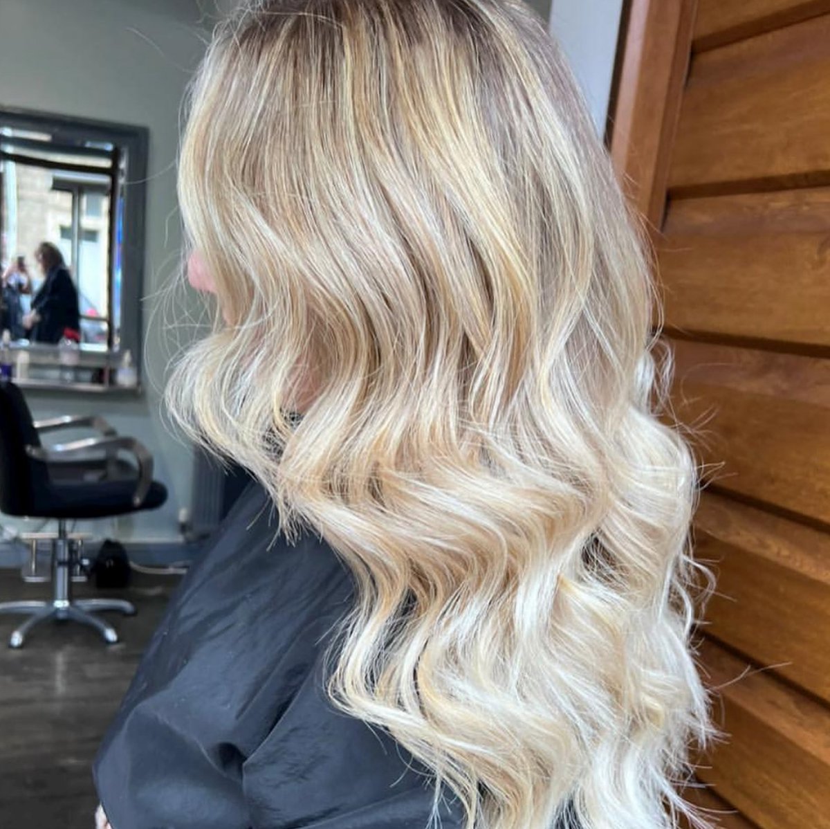 DoOleo's tweet photo. LIVED-IN BLONDE

Kane delivered a low-maintenance, natural blonde with balayage, bright babylights, an Olaplex treatment, the perfect ashy tone, and a fresh cut with soft curls. https://t.co/MbxahnyZuY