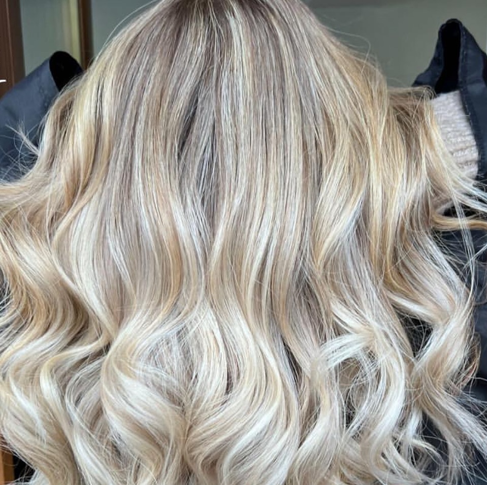 DoOleo's tweet photo. LIVED-IN BLONDE

Kane delivered a low-maintenance, natural blonde with balayage, bright babylights, an Olaplex treatment, the perfect ashy tone, and a fresh cut with soft curls. https://t.co/MbxahnyZuY