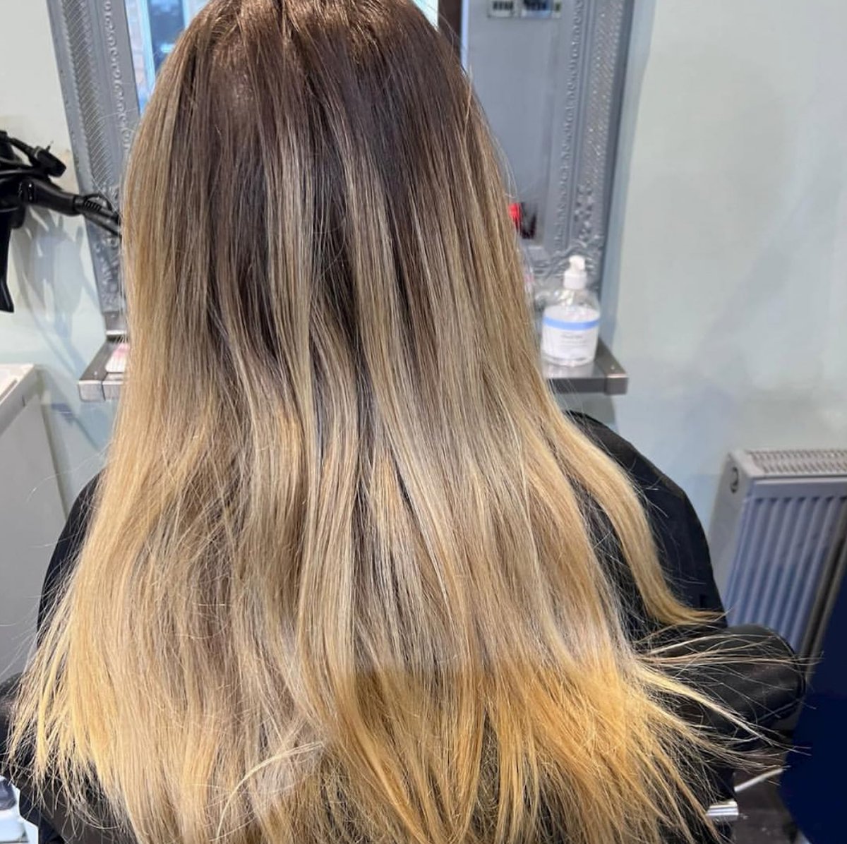 DoOleo's tweet photo. LIVED-IN BLONDE

Kane delivered a low-maintenance, natural blonde with balayage, bright babylights, an Olaplex treatment, the perfect ashy tone, and a fresh cut with soft curls. https://t.co/MbxahnyZuY