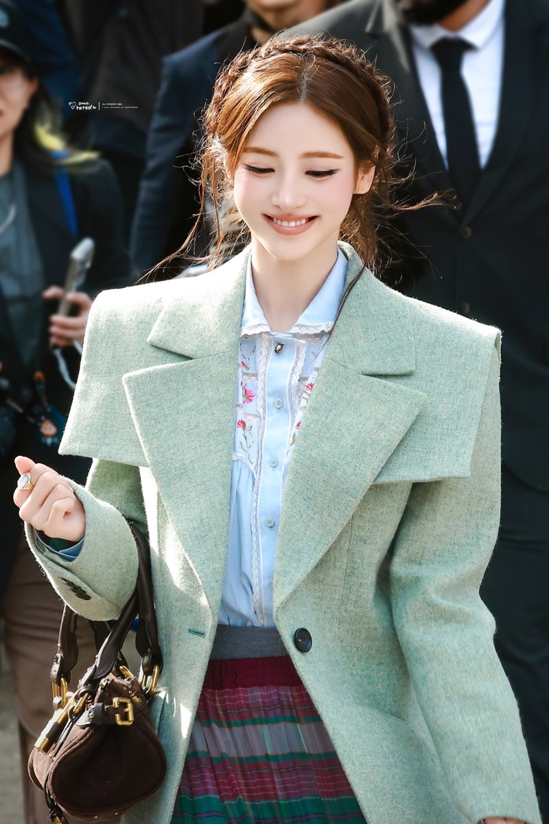 annarated's tweet photo. 261001 CHLOÉ

#ANNAxCHLOÉ
#MEOVV #미야오 #ANNA #안나 https://t.co/nifP5BrfvL