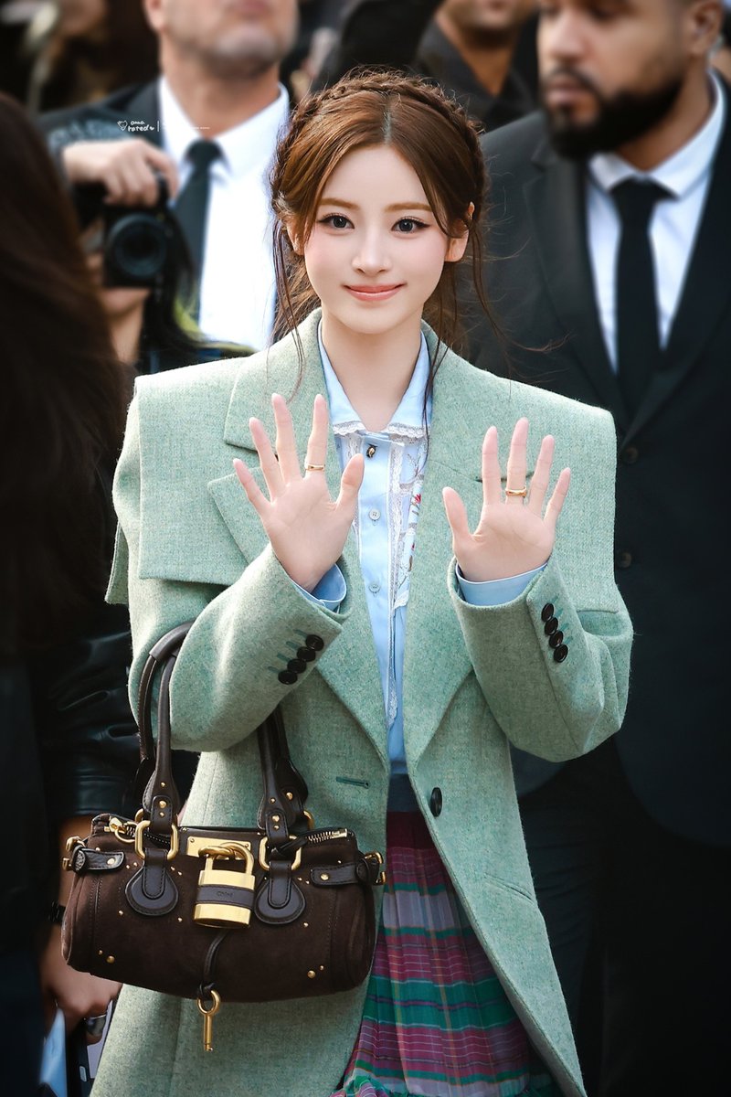annarated's tweet photo. 261001 CHLOÉ

#ANNAxCHLOÉ
#MEOVV #미야오 #ANNA #안나 https://t.co/nifP5BrfvL