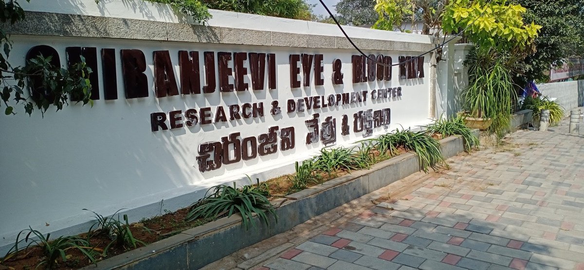 vedivediga's tweet photo. "నా లైఫ్‌లో నేను విన్న మోస్ట్ ఫూలిష్ గాసిప్ ఏంటంటే - #Chiranjeevi బ్లడ్ అమ్ముకుంటున్నాడు అని

ఆ బ్లడ్ బ్యాంక్ ఉన్న ఏరియాలో ఒక్క ఎకరం అమ్మితేనే వందల కోట్లు వస్తాయి. అలాంటి వందల కోట్ల విలువైన ల్యాండ్‌ను అమ్ముకోకుండా, వంద రూపాయలకు బ్లడ్ ఎవరైనా అమ్ముతారా?" - Tammareddy Bharadwaja https://t.co/3smFJ9fKad