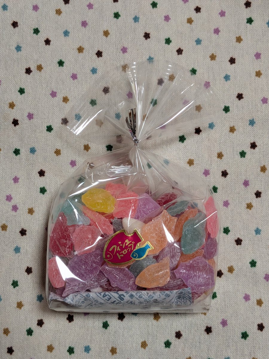 DStamarid0's tweet photo. 今日のおやつはコレ🐟️🐠🐡
フィッシュドロップなのさっ♪
みんなの色のアメッコをあげるよ〜
紫ミャッくんには…ぶどう味かな〜
白ミャッくんには…ハッカかな〜
ボクは、ピンクとブルーとあかいの〜
残りのオレンジとイエローと…みんなで平等に分けようね♪
#フィッシュドロップ
#岩井製菓 https://t.co/yGD9Dnlnqk