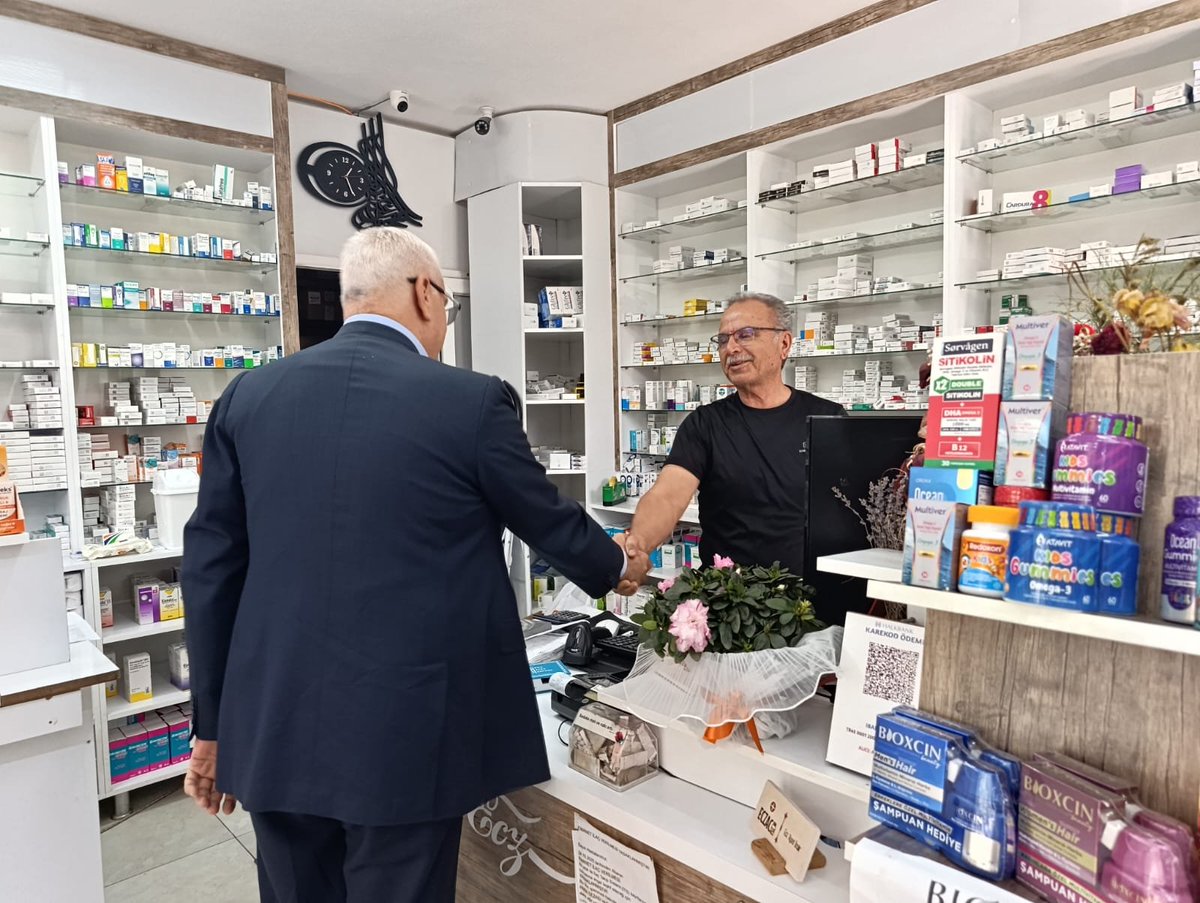 MHPSeyhanKACEP's tweet photo. İlçe Başkanımız Sayın Turgut Bağdağı, esnaf ziyaretlerine ara vermeden devam ediyor.
Bu kapsamda Tellidere Mahallemizden Eczane işletme sahibi Aysel Ünalır Hanımefendiyi işyerinde ziyaret ederek hayırlı işler ve bereketli kazançlar temennisinde bulundu. https://t.co/AYXJDQsOVN