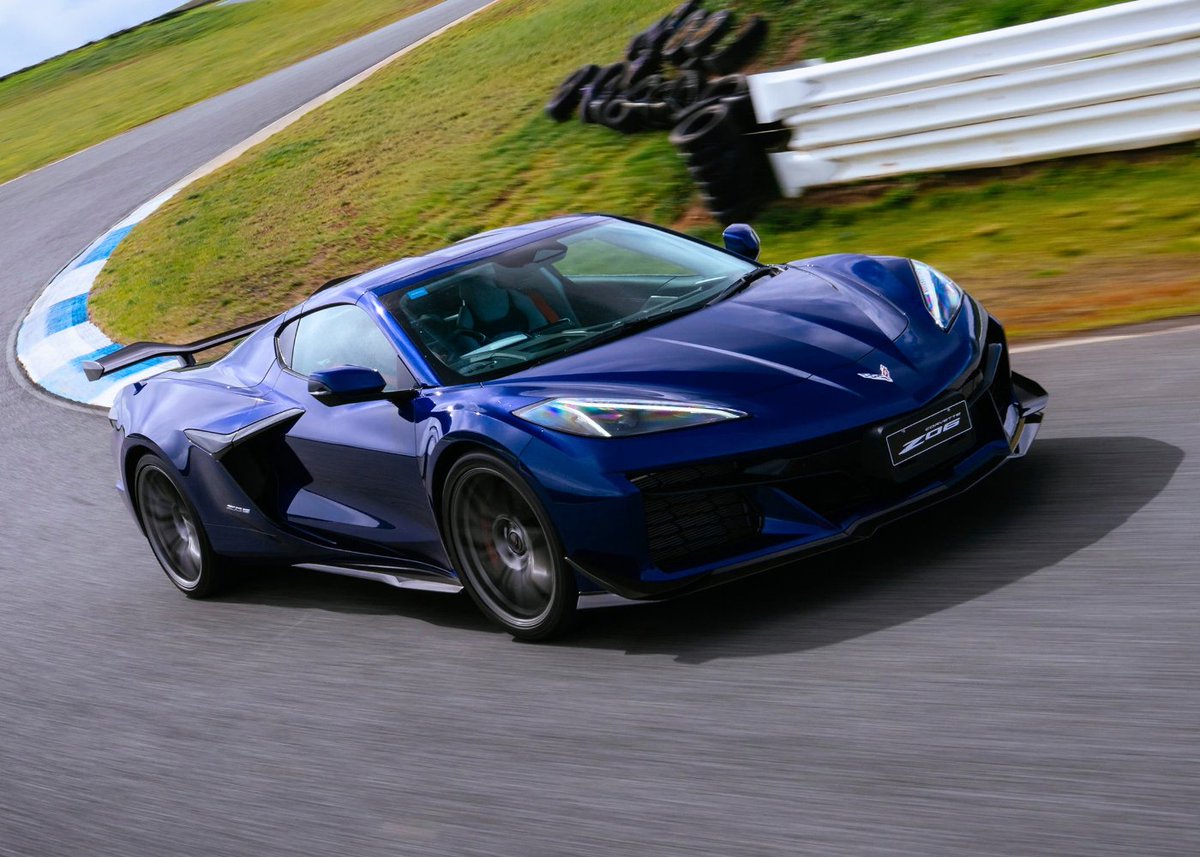 IamDMarge's tweet photo. Australia's Corvette Z06 Is Now $36,000 Cheaper And Built To Your Exact Spec https://t.co/W55Xo76izq https://t.co/a7RNJPUNiG