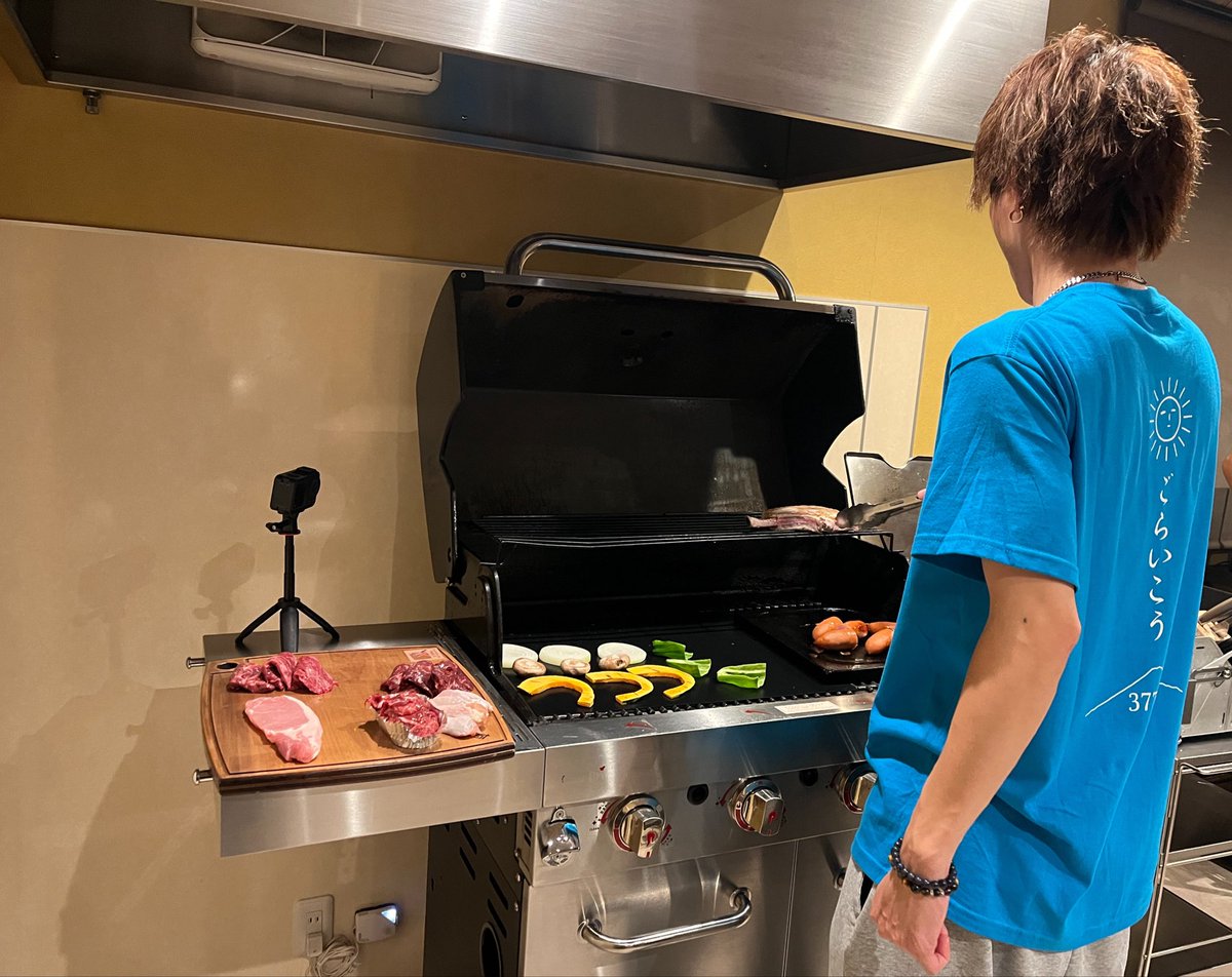 tabi_king25's tweet photo. 豪華旅メンバーは松井シェフによるディナーを堪能中🍖👨‍🍳

#旅王 https://t.co/cFBmnHUFWn