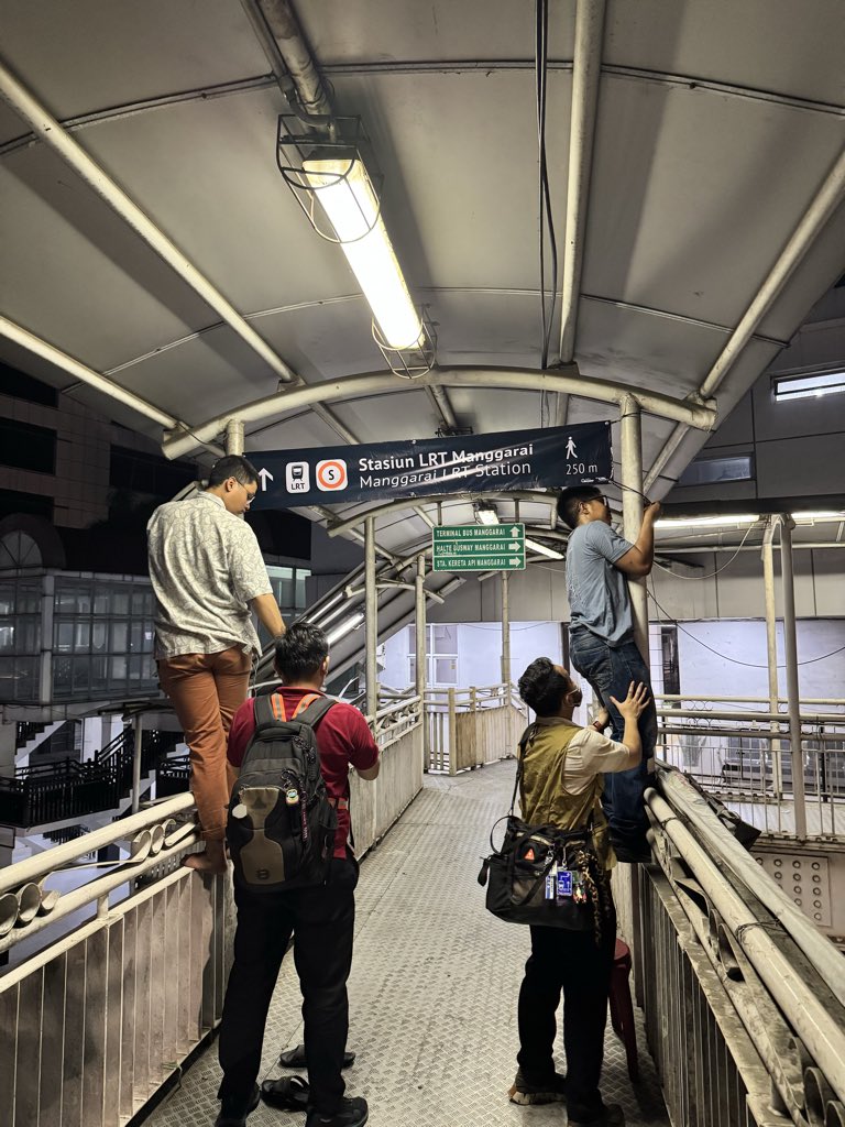 adriansyahyasin's tweet photo. Sebagai salah satu langkah swadaya kami untuk mendukung integrasi transportasi di Manggarai, tim @TfJakarta melakukan giat pemasangan informasi wayfinding yg menghubungkan Stasiun KRL dan LRT Manggarai

Kurang lebih 15 titik signage kami pasang dengan harapan membuat transit lebih informatif di Manggarai :)