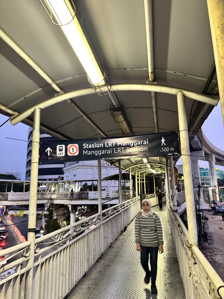 adriansyahyasin's tweet photo. Sebagai salah satu langkah swadaya kami untuk mendukung integrasi transportasi di Manggarai, tim @TfJakarta melakukan giat pemasangan informasi wayfinding yg menghubungkan Stasiun KRL dan LRT Manggarai

Kurang lebih 15 titik signage kami pasang dengan harapan membuat transit lebih informatif di Manggarai :)