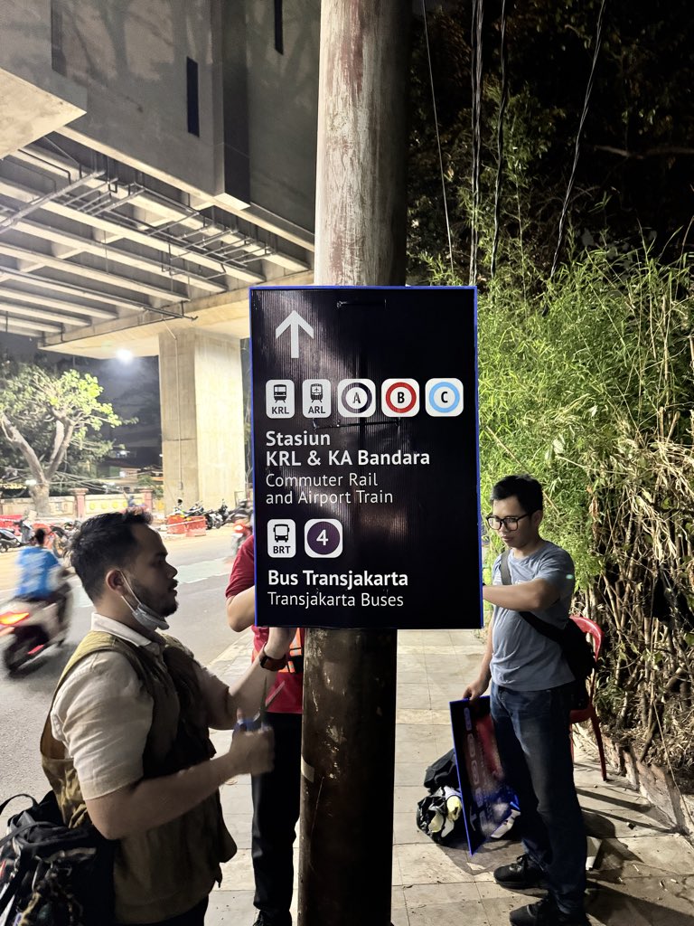 adriansyahyasin's tweet photo. Sebagai salah satu langkah swadaya kami untuk mendukung integrasi transportasi di Manggarai, tim @TfJakarta melakukan giat pemasangan informasi wayfinding yg menghubungkan Stasiun KRL dan LRT Manggarai

Kurang lebih 15 titik signage kami pasang dengan harapan membuat transit lebih informatif di Manggarai :)