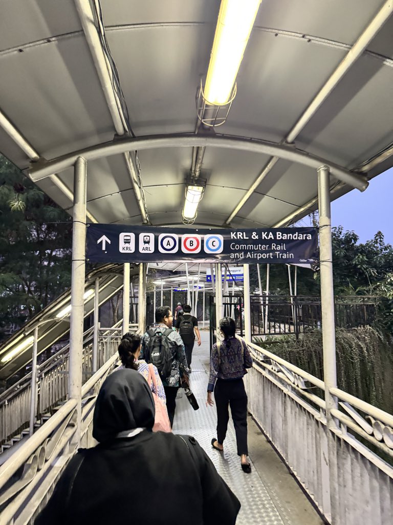 adriansyahyasin's tweet photo. Sebagai salah satu langkah swadaya kami untuk mendukung integrasi transportasi di Manggarai, tim @TfJakarta melakukan giat pemasangan informasi wayfinding yg menghubungkan Stasiun KRL dan LRT Manggarai

Kurang lebih 15 titik signage kami pasang dengan harapan membuat transit lebih informatif di Manggarai :)