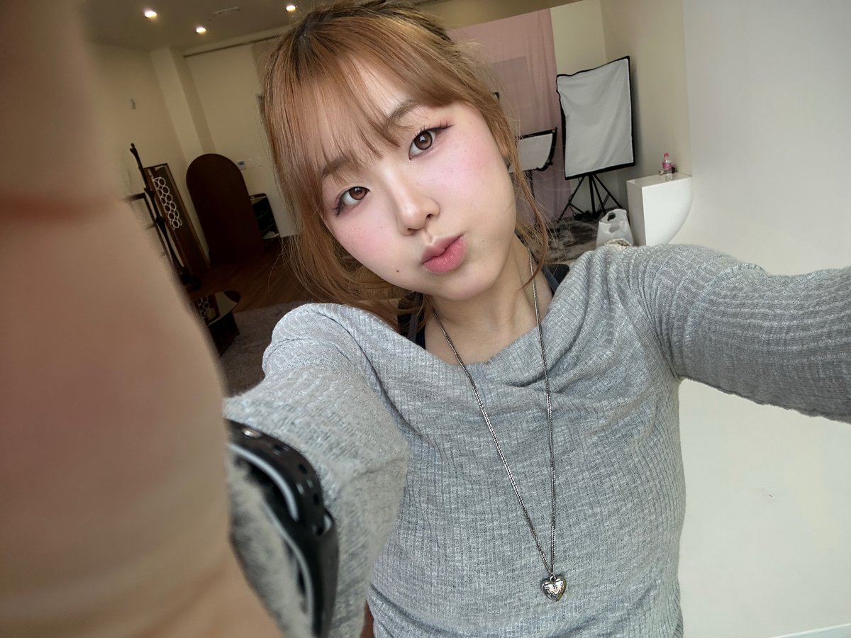 Ieokit_official's tweet photo. [🦭ION] (1/2)
안녕하세요! 이어킷의 기획과 제작을 맡아 이끌어가고 있는 리더 이온입니다. 🫣쑥스//
X에서 처음으로 인사드리네요!
정말 너무 너무 소통하고싶었어요!
데뷔전부터 데뷔후까지 보내주신 따스한 관심과 응원들 하나하나 다 보고 있어요! https://t.co/FB7nMy14FQ