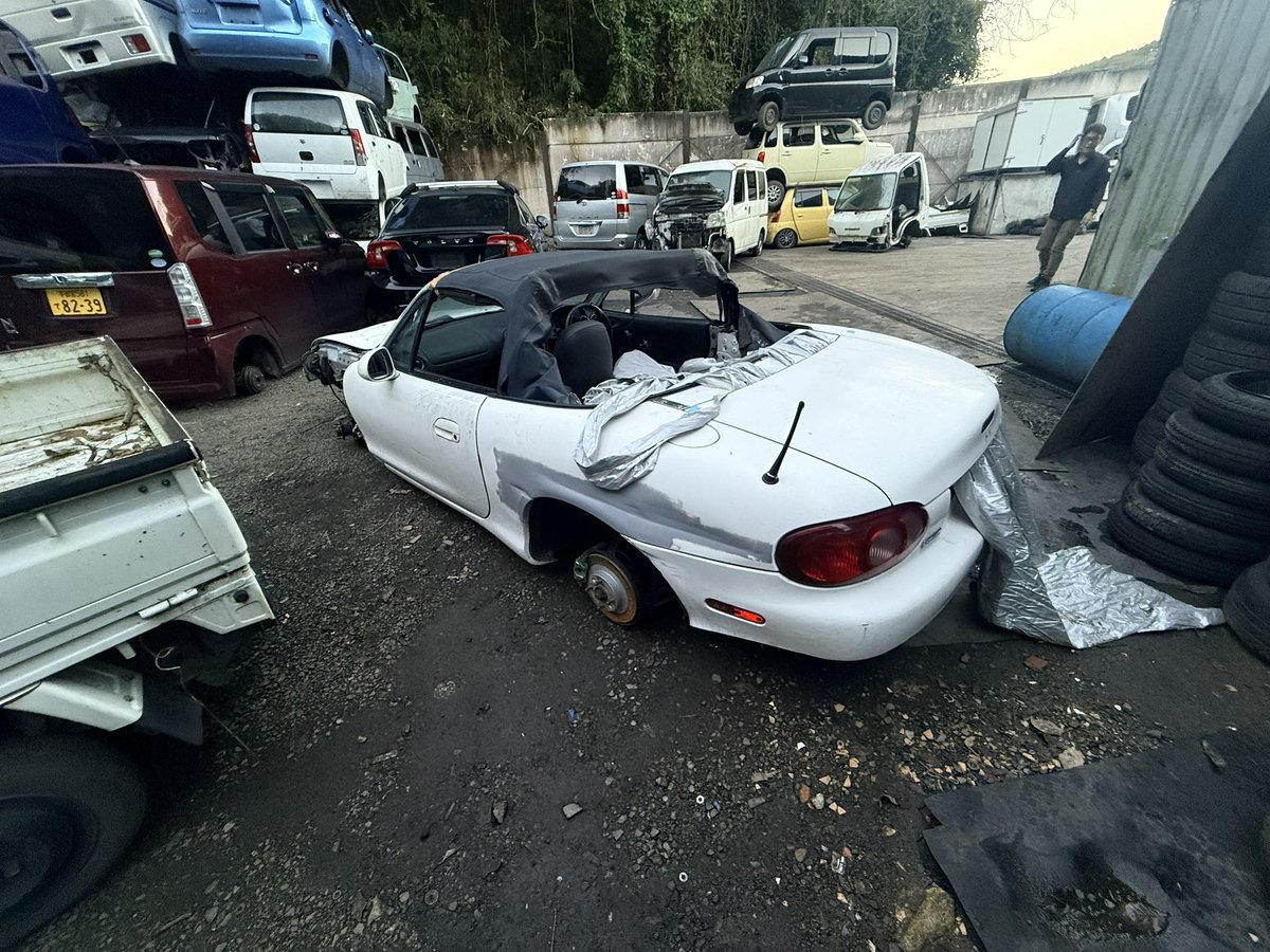yukitiP's tweet photo. 【ご報告】

盗難・行方不明になっていたNBロードスターですが、無事に車体が見つかりました。

本日、芳賀の富士山公園付近で午前9時ごろに車体の目撃情報があり、その後昼ごろには現地から無くなっていたため心配していましたが、役場の方の通報により車屋さんへ引き上げられていたことが分かりました。

拡散してくださった方、目撃情報を送ってくださった方、現地確認やドラレコ確認をしてくださった方、本当にありがとうございました。
皆さんのおかげで情報が広がり、発見につながりました。

これから警察や保管先と確認を取りながら、車両状態の確認と引き上げを進めます。

取り急ぎご報告とお礼になります。
本当にありがとうございました。

#車盗難 #盗難車 #NBロードスター #ロードスター #盗まれた #栃木 #高根沢