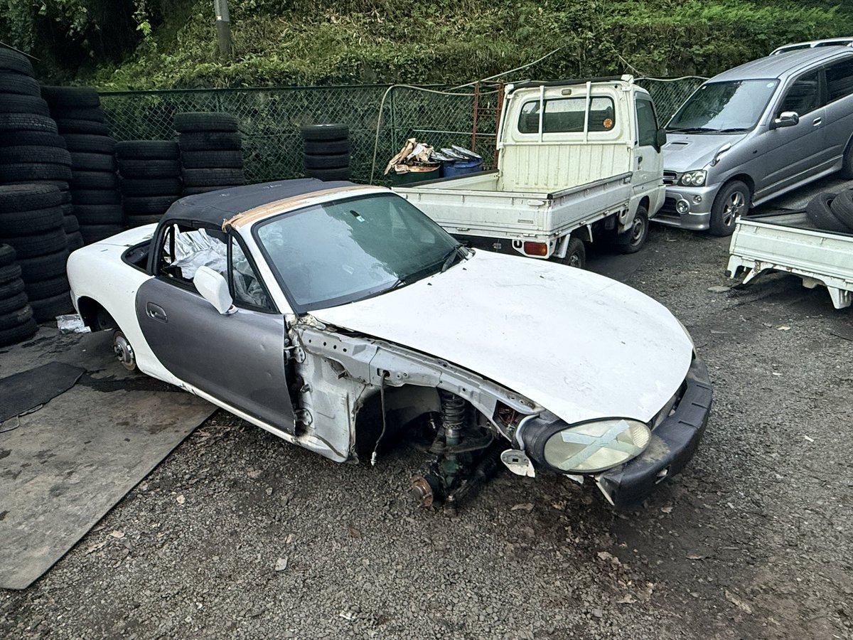 yukitiP's tweet photo. 【ご報告】

盗難・行方不明になっていたNBロードスターですが、無事に車体が見つかりました。

本日、芳賀の富士山公園付近で午前9時ごろに車体の目撃情報があり、その後昼ごろには現地から無くなっていたため心配していましたが、役場の方の通報により車屋さんへ引き上げられていたことが分かりました。

拡散してくださった方、目撃情報を送ってくださった方、現地確認やドラレコ確認をしてくださった方、本当にありがとうございました。
皆さんのおかげで情報が広がり、発見につながりました。

これから警察や保管先と確認を取りながら、車両状態の確認と引き上げを進めます。

取り急ぎご報告とお礼になります。
本当にありがとうございました。

#車盗難 #盗難車 #NBロードスター #ロードスター #盗まれた #栃木 #高根沢