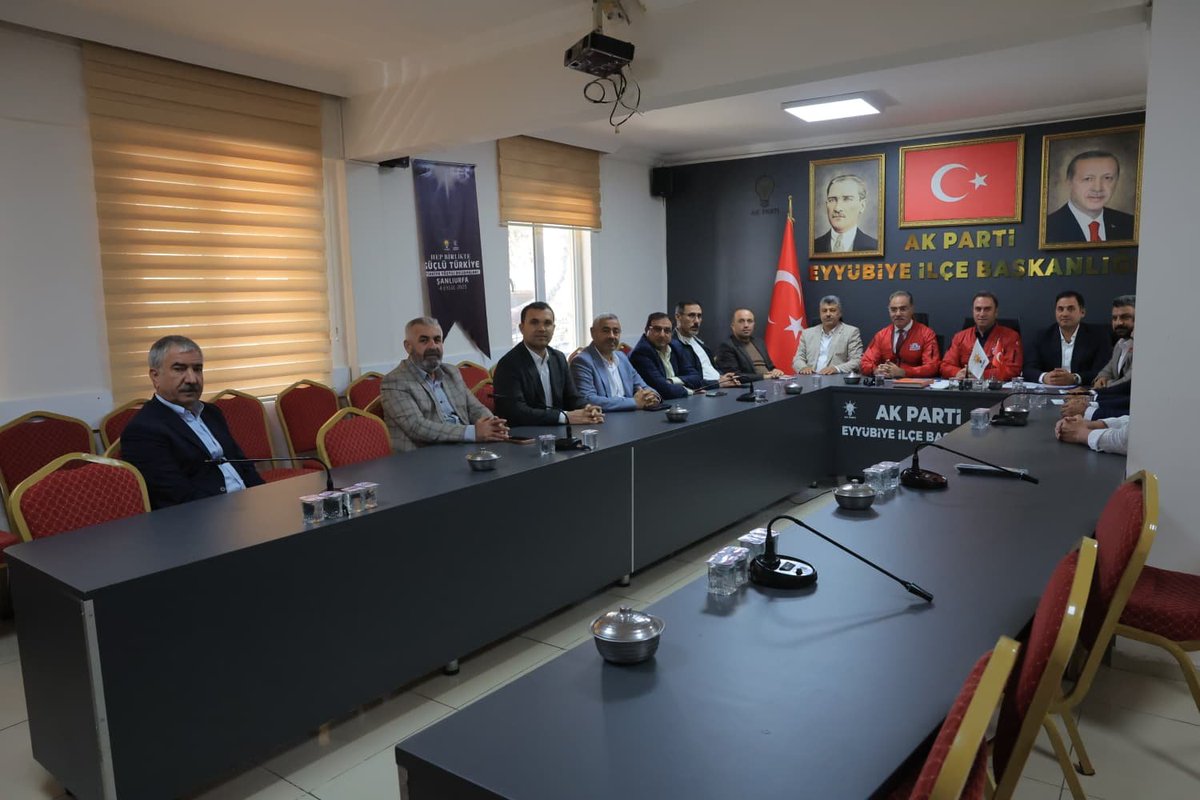 mehmetkusnet's tweet photo. AK Parti Eyyübiye İlçe Başkanımız Süleyman Elgün ve Belediye Meclis Üyelerimizle birlikte Ekim ayı Meclis Toplantımız öncesi Grup Toplantımızı gerçekleştirdik.

Eyyübiye’mizin ihtiyaçlarını, devam eden çalışmalarımızı ve önümüzdeki dönemin hizmet gündemini istişare ettik.

Alınan kararların ilçemize ve kıymetli hemşehrilerimize hayırlı olmasını temenni ediyorum.

@ElgunSuleyman