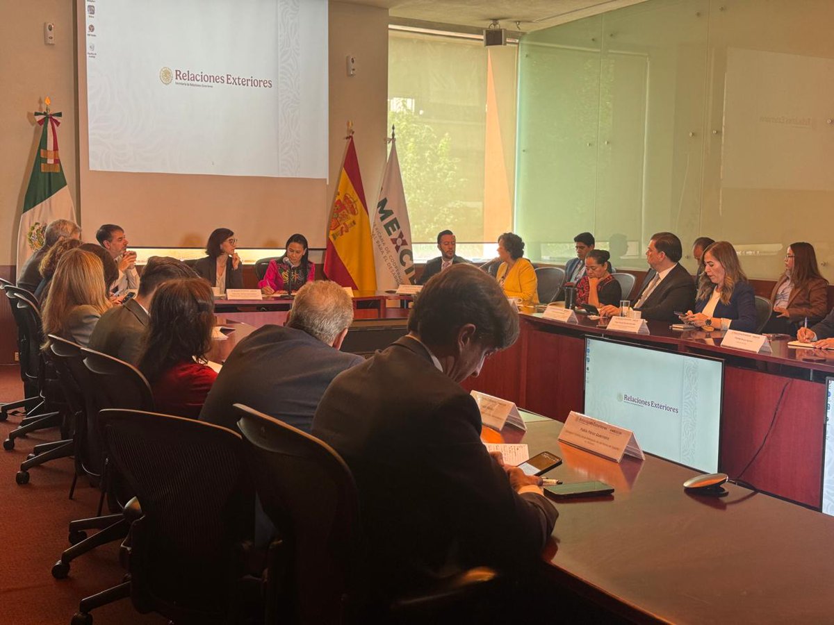 CooperacionESP's tweet photo. En la reunión con @AlejandraDMV, directora de @AMEXCID, confirmó que “España y México hemos entrado en una etapa de cooperación basada en la confianza y el diálogo entre iguales”.

En la actualidad, la #CooperaciónEspañola ejecuta 35 proyectos en el país. https://t.co/0jxus6Euwf