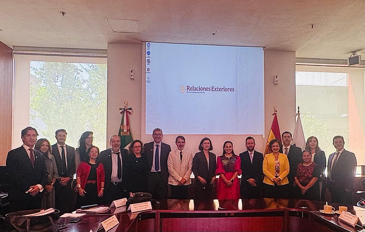 CooperacionESP's tweet photo. En la reunión con @AlejandraDMV, directora de @AMEXCID, confirmó que “España y México hemos entrado en una etapa de cooperación basada en la confianza y el diálogo entre iguales”.

En la actualidad, la #CooperaciónEspañola ejecuta 35 proyectos en el país. https://t.co/0jxus6Euwf