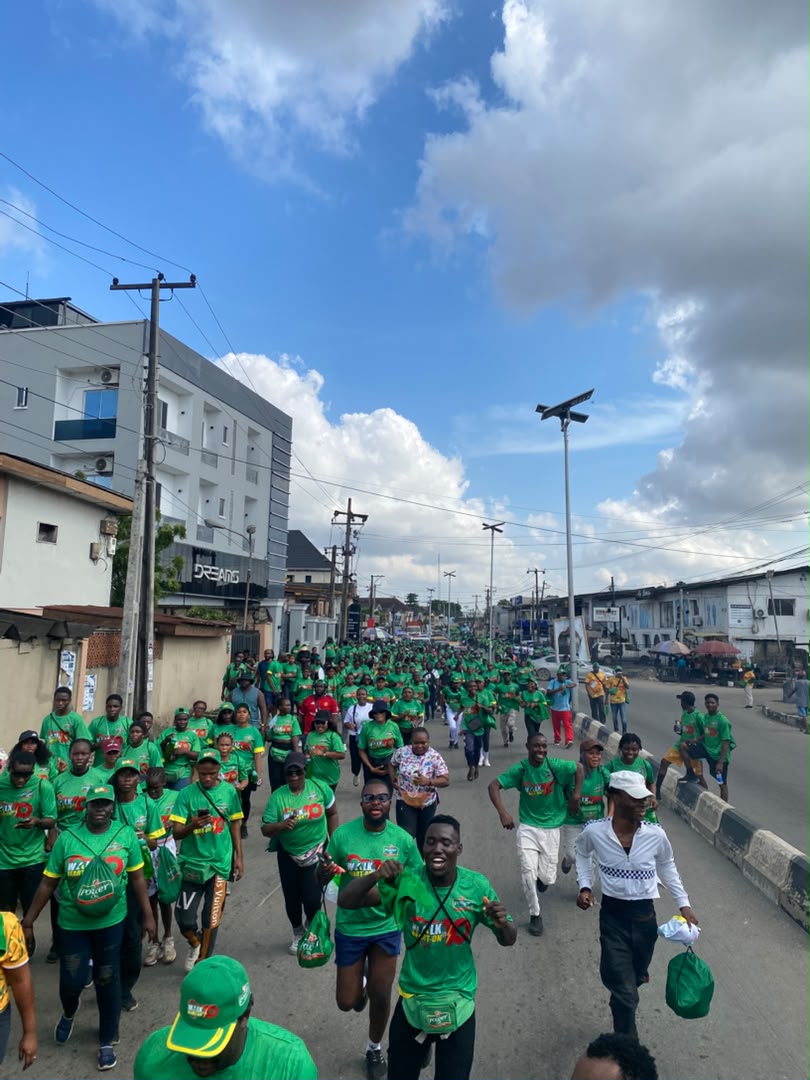 SaintWrld2's tweet photo. Biggest E for Energy, LOOK AT THE CROWD at the #WalkHeartOn10.
We are officially walking! Thousands of us, and somehow it doesn't even feel like exercise anymore. 🔥 

#WorldHeartDay #MoveForYourHeart
@PowerOilNG https://t.co/XCTKBjj3qa