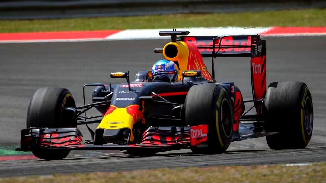 F1Freme's tweet photo. Se liga nesse Freme 📸 

Daniel Ricciardo 🇦🇺 Red Bull RB12 durante o GP da Malásia - Sepang 🇲🇾 2016
#F1 #BahrainGP #F1Freme https://t.co/3GNUNm8CMf