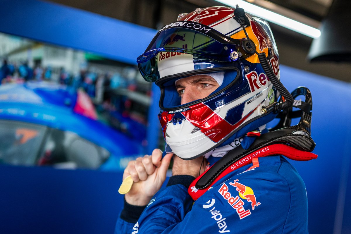 LambeResing's tweet photo. Anak buah absen, bos turun gunung.

Mungkin begitulah gambaran Max Verstappen yang akan turun di timnya sendiri pada GTWC Europe Endurance Cup di Portimao.

Max sendiri menjelaskan alasannya turun di Portimao nanti karena Jules Gounon dan Dani Juncadella absen akibat bentrok dengan jadwal mereka di WEC, sehingga perlu 2 driver pengganti yang harus turun.

Hal tersebut jadi kesempatan bagi Max buat turun bersama timnya sendiri, sekaligus jalani debutnya sebagai driver di GTWC Europe di Portimao nanti, dengan entry #3 Verstappen Racing yang sudah dikonfirmasi akan diisi oleh Max Verstappen, Chris Lulham, dan Ben Barnicoat.

Sebagai pengingat, GTWC Europe di Portimao nanti bentrok dengan WEC 6 Hours of Barcelona, yang sama-sama digelar pada 16-18 Oktober nanti.