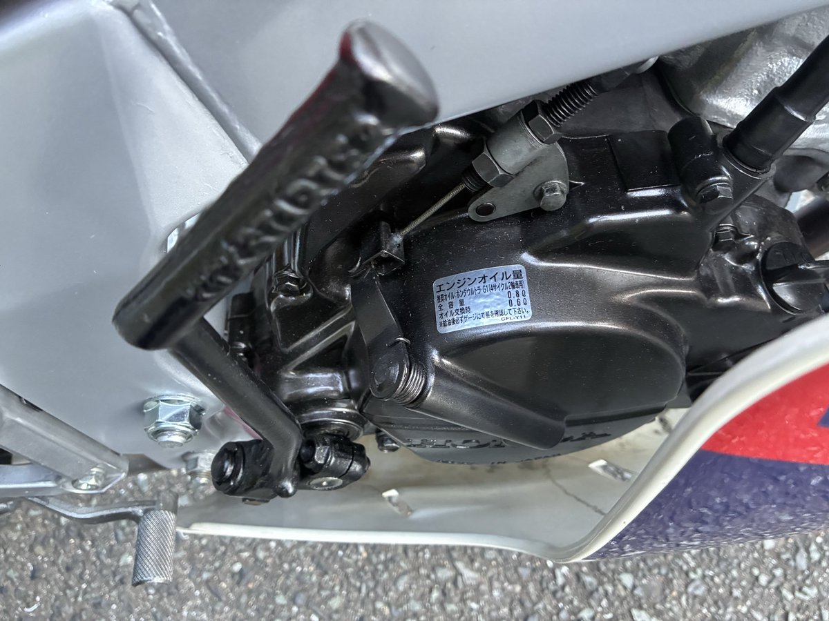 hakuro_400r's tweet photo. #NSR
#NSR50
#NSR80
＃2スト
＃レストア
追加作業&amp;ステッカーを貼りました。
水温計は必須なので燃料コックも見えるので使えるけど新品に交換❗️ https://t.co/KeNCiFBeQt