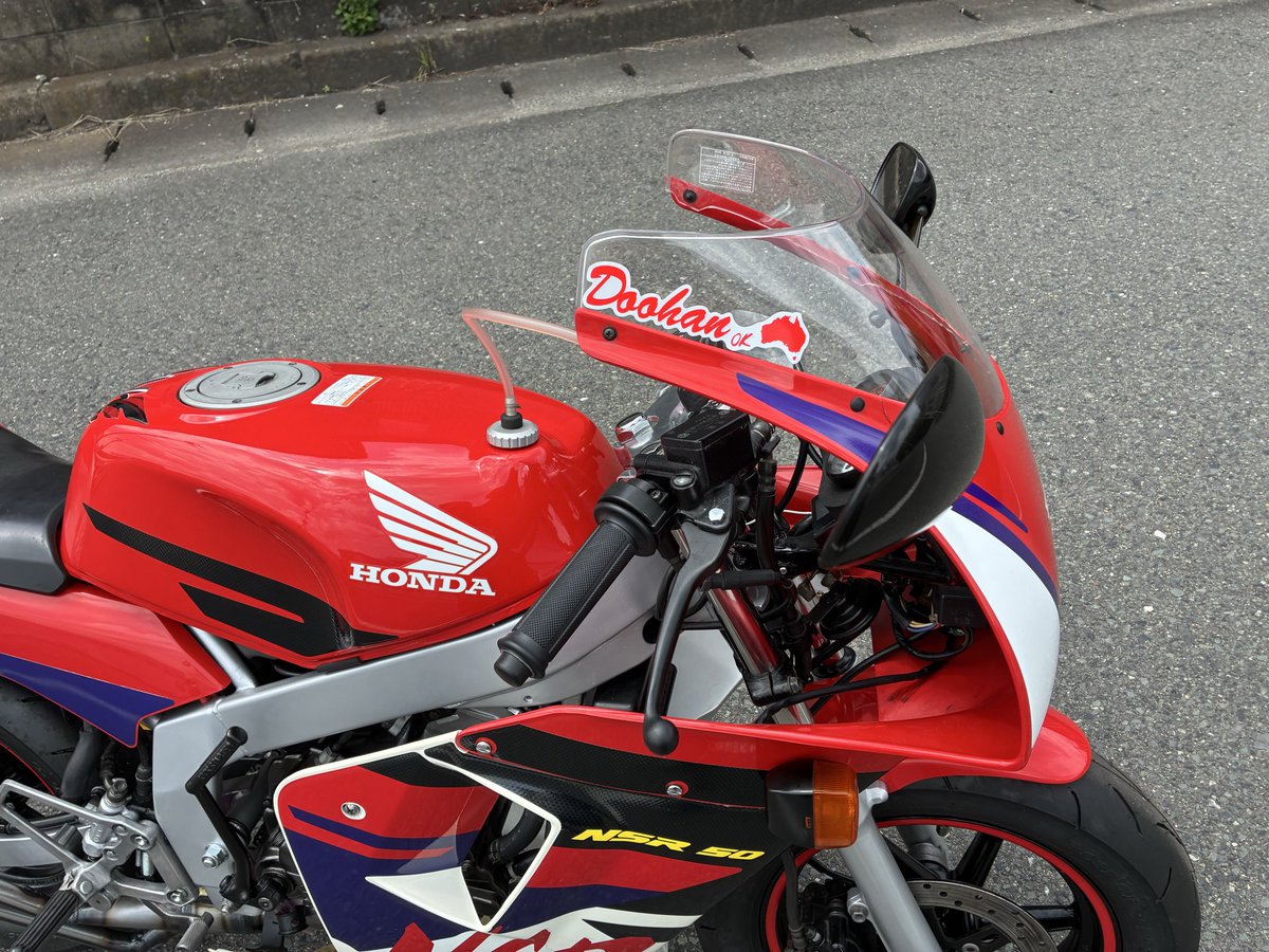 hakuro_400r's tweet photo. #NSR
#NSR50
#NSR80
＃2スト
＃レストア
追加作業&amp;ステッカーを貼りました。
水温計は必須なので燃料コックも見えるので使えるけど新品に交換❗️ https://t.co/KeNCiFBeQt