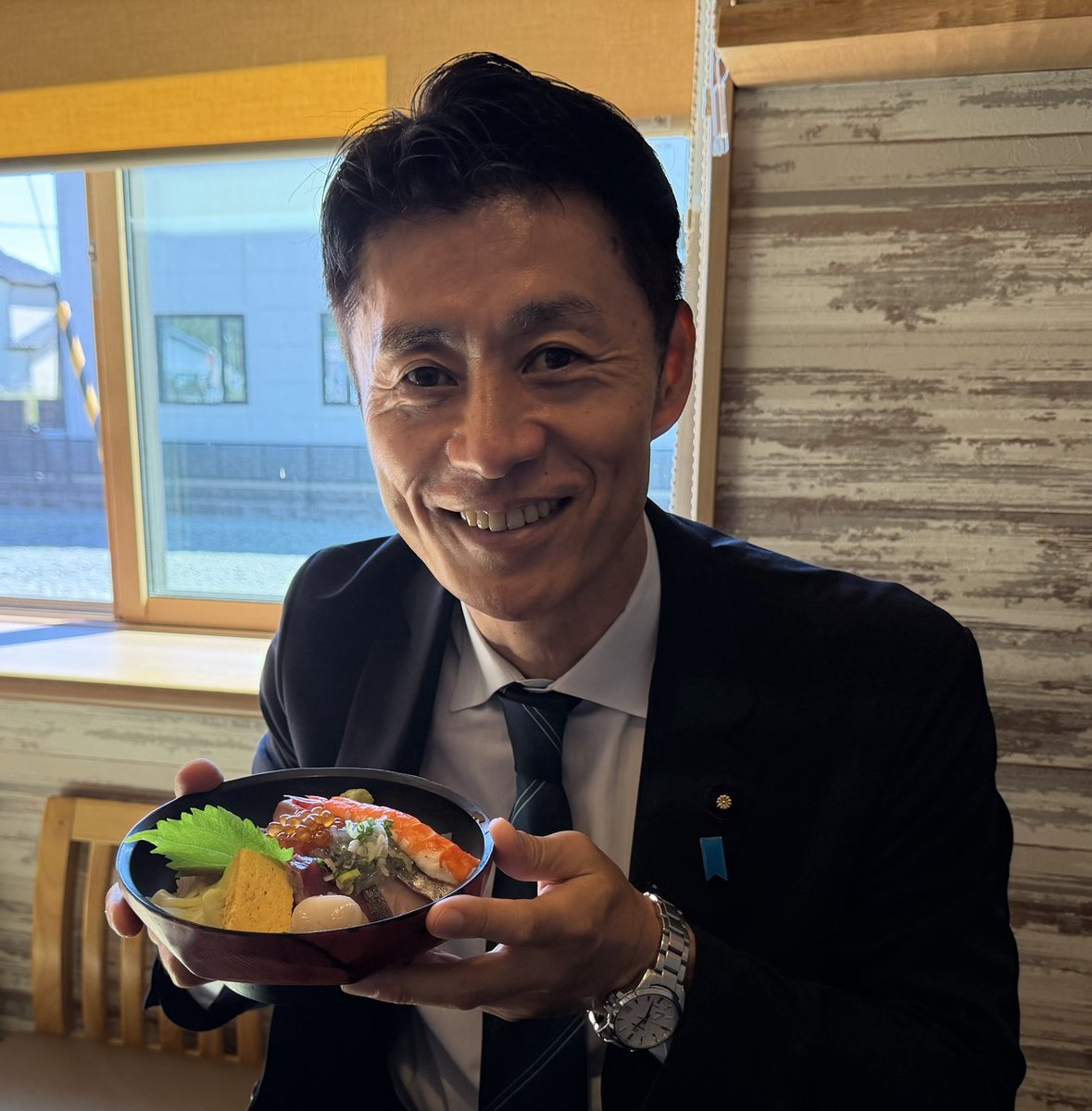 hosono_54's tweet photo. 福島の浜通りでの昼食は、浪江町の #海鮮和食処くろさか で海鮮丼。浪江町出身で東京で腕を磨いたご主人が、震災後に地元に戻って開いた人気店。マグロ、カツオ、エビ、シラス、ヒラメなどお魚介類は最高級の #常磐もの。すし米も細工されていて美味しかった☺ https://t.co/PlGMGdCg42