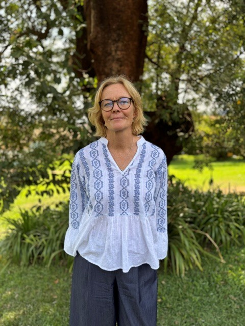 SwedeninUG's tweet photo. New Staff Alert: Meet Susanna Janson Landin, our new Program Officer for Health and SRHR 🇸🇪🇺🇬

Before joining the Embassy of Sweden in Uganda, she worked on human rights and democracy issues at the Unit for Latin America and previously supported Sweden's embassies across Africa on sexual and reproductive health and rights (SRHR).

Although Uganda was new to her, she had heard many positive stories about the 'Pearl of Africa' and its friendly people. Arriving in Kampala, she was initially struck by the city's energy and busy traffic, but after just two weeks she already feels at home. She loves how green and lush the city is and has been inspired by the warmth and hospitality she has experienced.

She is especially excited to work with partners advancing health and SRHR in Uganda and looks forward to contributing to improved outcomes for women, girls and young people.

Welcome to the team! 🇸🇪🤝🇺🇬

#SwedeninUganda #SRHR #Health #Uganda #TeamSweden #GenderEquality
